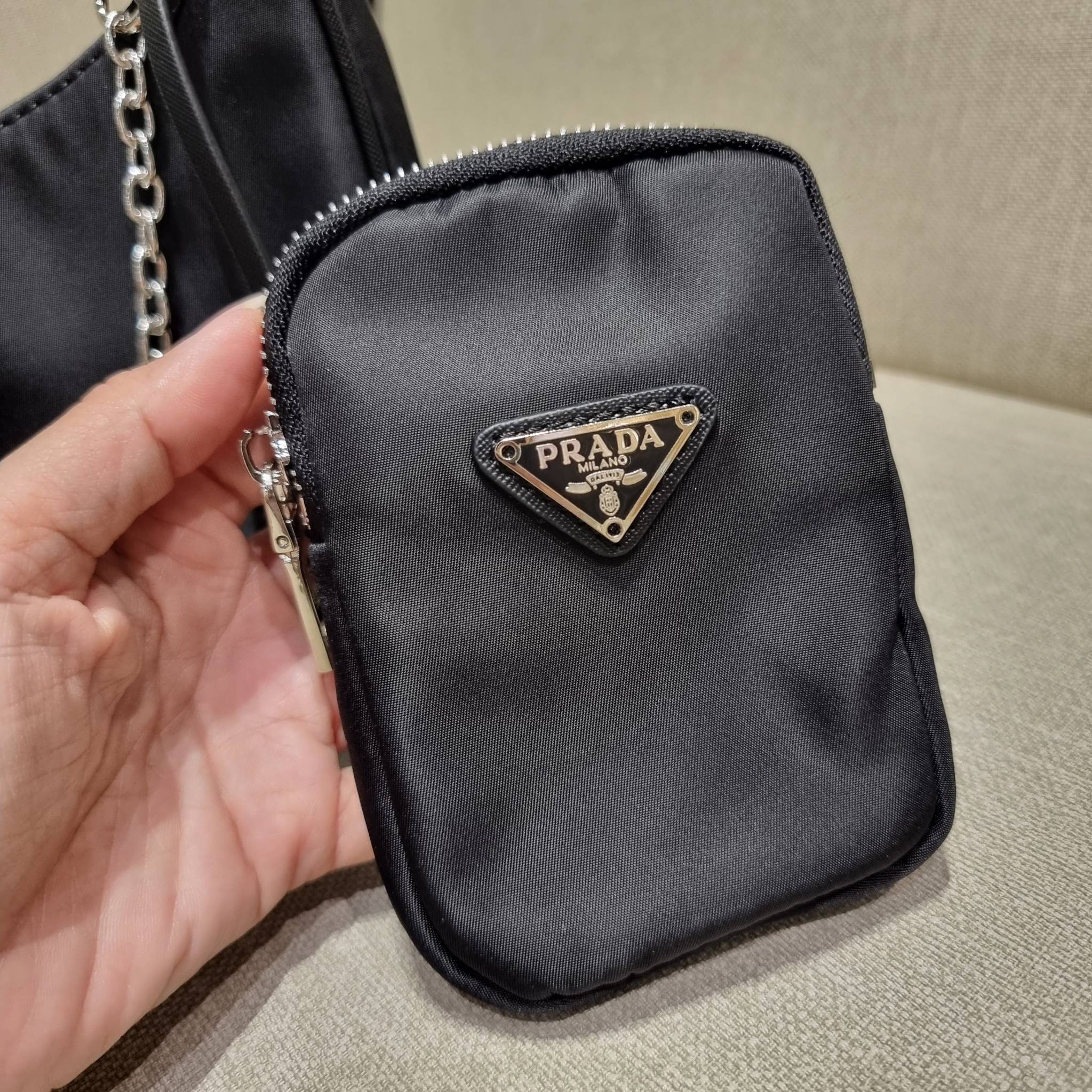 VIP 🥂 PRADA RE-EDITION 2005 RE-NYLON SHOULDER BAG ไอเท็มสุดปัง ที่ฮิตตลอดกาลไม่ว่าจะปีไหนๆ จัดให้ครบทั้งสีขายดีและสีใหม่ล่าสุด ที่สายคุณหนูห้ามพลาด!! กับกระเป๋าสะพายทรงคลาสสิค เหมาะเป็น everyday bag มากๆ วัสดุผ้าไนล่อนคุณภาพ พร้อมใบลูก ไว้ใส่เหรีย