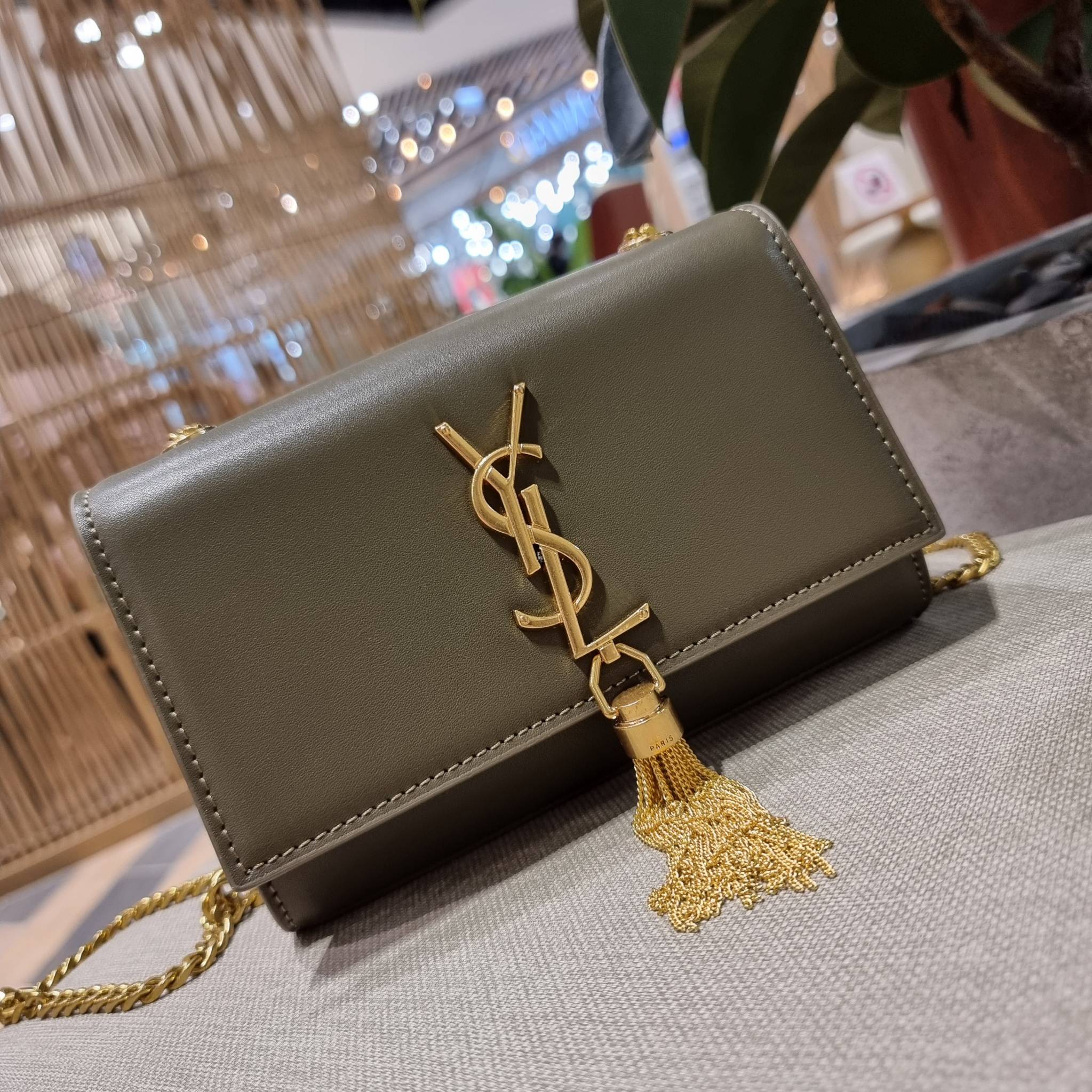 Yves Saint laurent small kate bag สุดหรู ทรง woc ที่แสนจะฮอตปรอทแตก ดีไซน์เรียบ แต่แอบมีดีเทลความหรูที่พู่ห้อยสีทองโดดเด่น เพิ่มความแพงอีกหนึ่ง วัสดุหนังแท้สัมผัสดีงาม ใช้งานง่ายเพียงแค่เปิด-ปิดด้วยกระดุมแม่เหล็ก ภายในเป็นช่องโล่ง มีช่องใส่บัตร ใส่มือถือ 