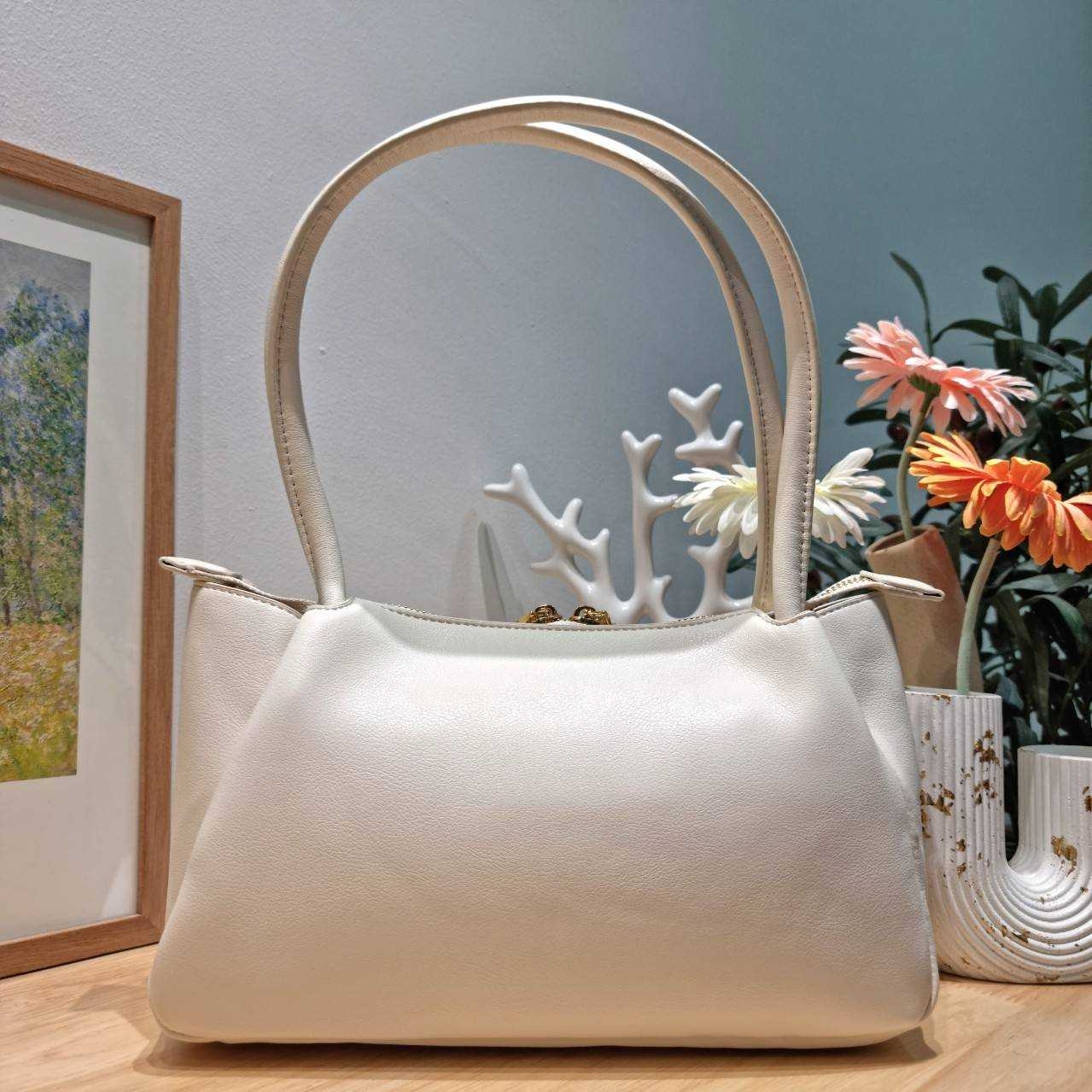 PRADA MEDIUM LEATHER HANDBAG กระเป๋าสะพายไหล่ดีไซน์เก๋และมาแรงมาก สาวๆหนุ่มๆติดแกลมต้องไม่พลาด สวยดูแพง เกรดวีไอพี ไฮเอน 1:1 ใช้งานต่างประเทศได้