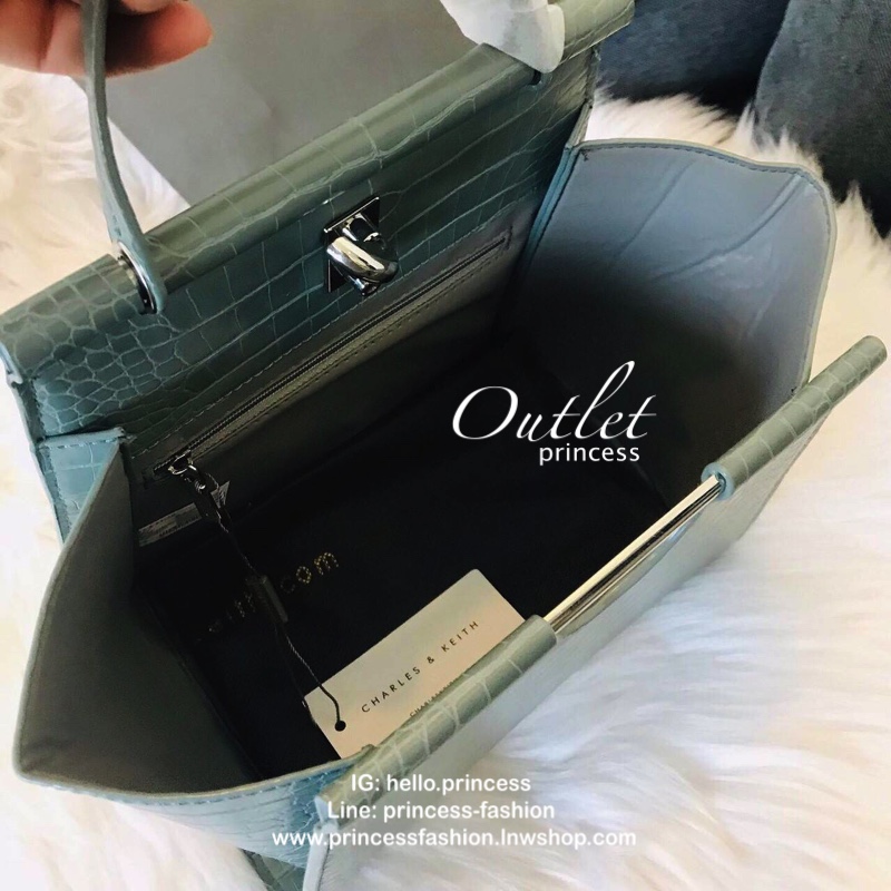 New arrival!! CHARLES & KEITH CROC-EFFECT TRAPEZE BAG กระเป๋าสะพายรุ่นใหม่ล่าสุด วัสดุหนังเรียบเงาสวย นิ่ม น้ำหนักเบา อะไหล่เงิน เปิดปิดกระเป๋าแบบกดล็อก ด้านในโล่งกว้างมีช่องซิปสำหรับใส่ของ ใส่กระเป๋าสตางค์ใบยาว Iphone+ได้ทุกรุ่น มาพร้อมสายสะพายยาวถอด-ปรั