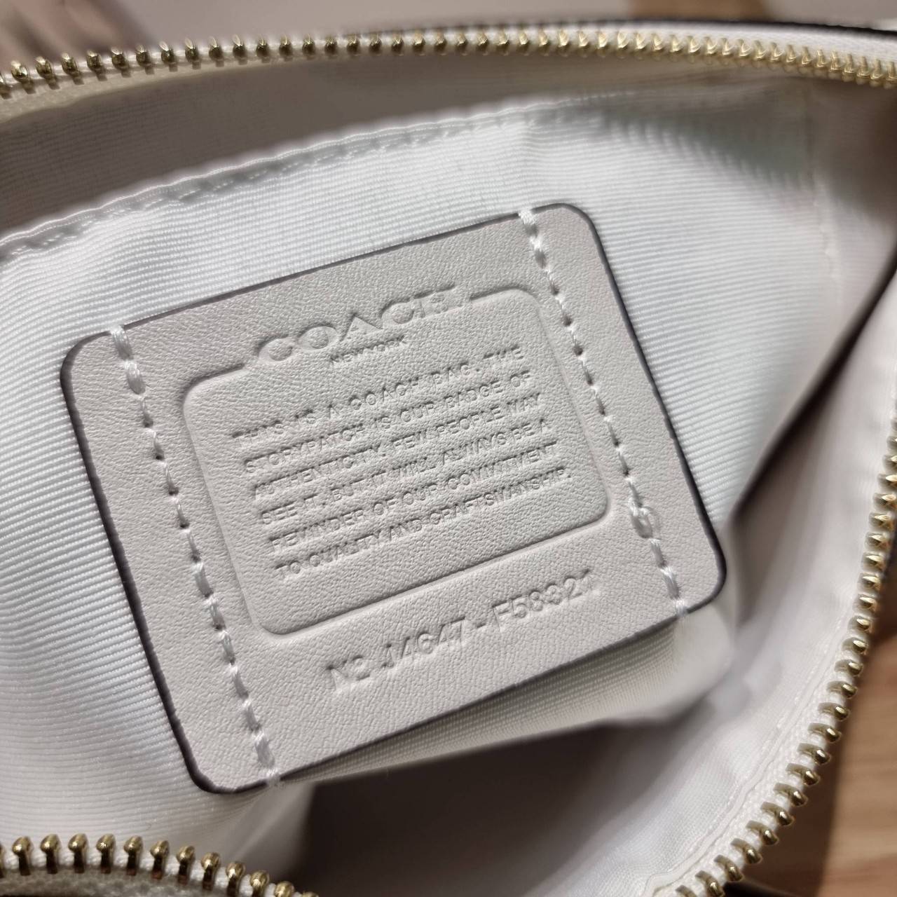 COACH F58321 TOP HANDLE POUCH คอลเลคชั่นสุดฮิต กับดีไซน์ใหม่ น่ารักน่าใช้ทุกแบบ กระเป๋าพอชทรงใช้งานง่าย สะดวก กะทัดรัด วัสดุหนังแคนวาสเคลือบคุณภาพ มาพร้อมสายคล้องในตัว และสายสะพาย crossbody ปรับเปลี่ยนได้ตามสไตล์ อีกหนึ่งไอเท็มที่สาวๆต้องมี ในราคาสุดคุ้ม 