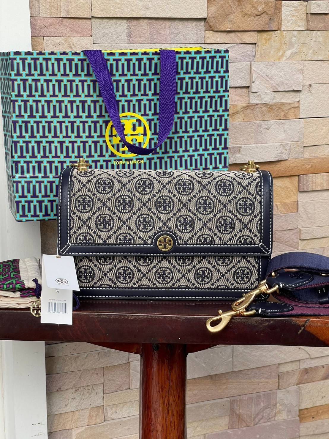 ของแท้ 💯% 】Tory burch t monogram jacquard shoulder bag คอลเลคชั่น T Monogram สำหรับคอลเลคชั่นฤดูใบไม้ผลิ 2021 เราสร้างสรรค์ลายโมโนแกรมที่ได้รับแรงบันดาลใจมาจากลวดลายการถักทอผ้าห่มของชาว Pennsylvania Dutch แบบดั้งเดิม