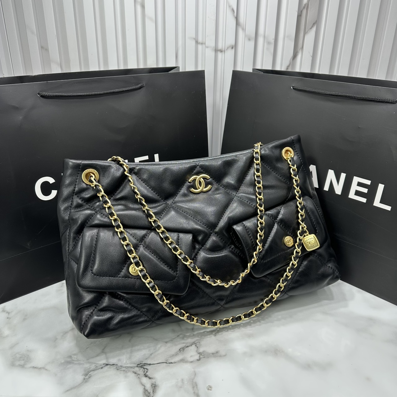 ORI หนังแท้ | Chanel shopping bag Shiny Leather Black / Chanel Tote Bag 36cm กระเป๋าสะพายทรงโท้ทใบใหญ่ ภายในโล่งกว้างจุของได้เยอะ คอลเลคชั่นฤดูใบไม้ร่วง-ฤดูหนาว 2025/26 ถ่ายทอดเสน่ห์เย้ายวนเหนือกาลเวลา