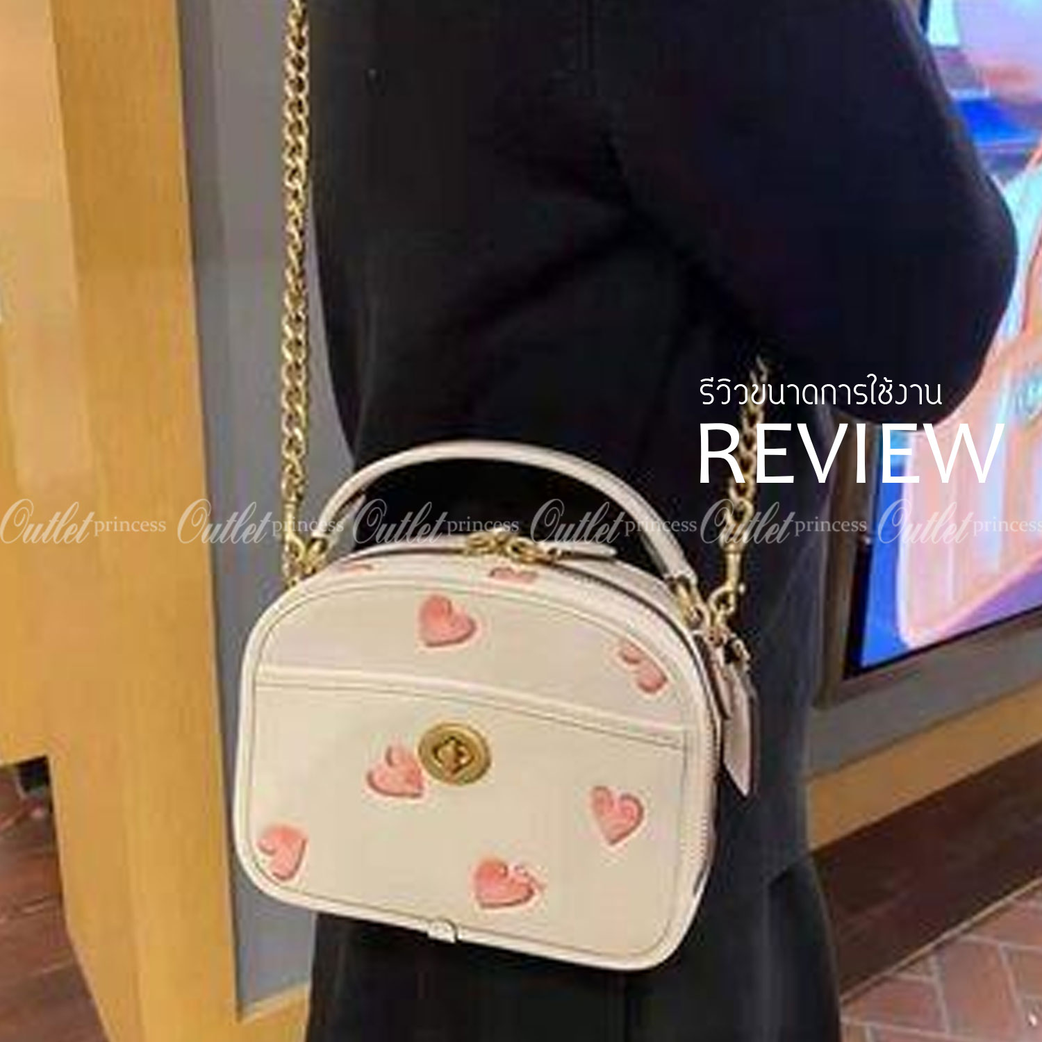 COACH LUNCHBOX TOP HANDLE WITH HEART PRINT ((C3920)) พร้อมส่งความน่ารักที่ไทย ตามมาติดๆค่ะ!! กระเป๋าสะพายข้างหรือแบบหิ้วออกงานเกร๋ๆได้เลยค่ะ หนังแท้อย่างดีสวยงามมากค่ะ ❤️จุดเด่นของรุ่นคือปริ้นลายหัวใจแบบ3D ทั้งใบ