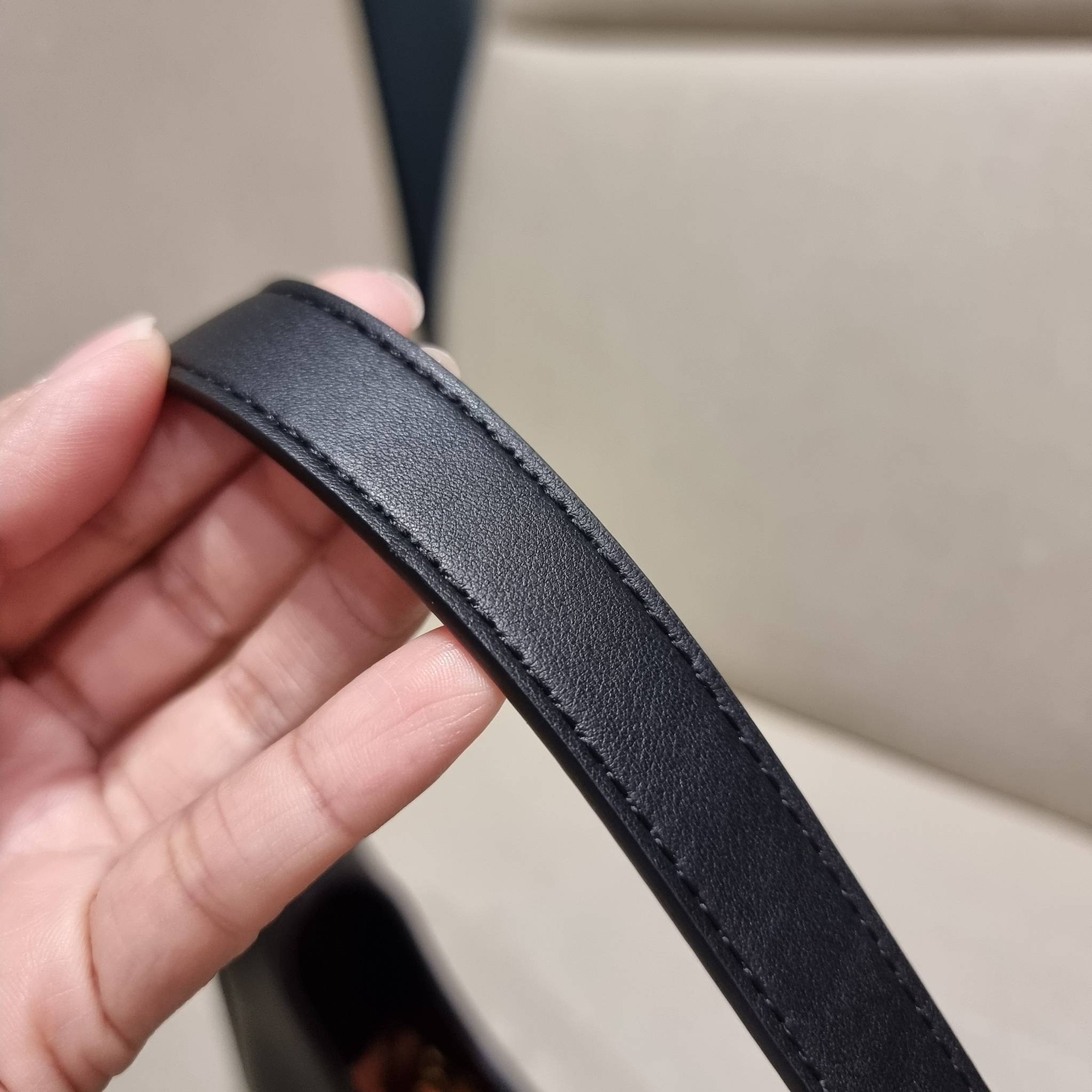 Yves Saint laurent le fermoir hobo bag in shiny leather / YSL hobo bag กระเป๋าสะพายไหล่ ดีเทลหรู สวยครบทุกมุม ตอบโจทย์สาวๆทุกไลฟ์สไตล์ เพราะใช้งานได้ง่ายและสะดวก vip พรีเมี่ยมกิ๊ฟจาก dytyfree วัสดุหนังวัวแท้เต็มใบ สัมผัสดีงามมากๆ น้ำหนักเบา ดูแพงที่สุด ปา