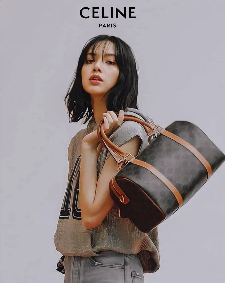 CELINE TRIOMPHE CANVAS BOSTON BAG VIP GIFT WITH PURCHASE (GWP) พรีเมี่ยมกิ๊ฟ Limited Edition จาก CELINE HAUTE PERFUME DUTYFREE วัสดุ TRIOMPHE CANVAS หนังขึ้นลาย Signature สวยหรูสุดคลาสสิคดีไซน์ไม่มีเอ้าท์ เปิดปิดด้วยซิปแบรนด์ มาพร้อมTagห้อยแม่กุญแจอะไหล่แ