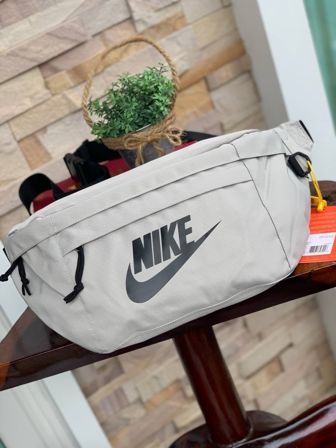 Nike Tech hip pack กระเป๋าคาดเอว Nike Tech รุ่นใหม่ชนช้อป!! ให้คุณหยิบใช้อุปกรณ์กีฬาและพกพาได้อย่างง่ายดาย