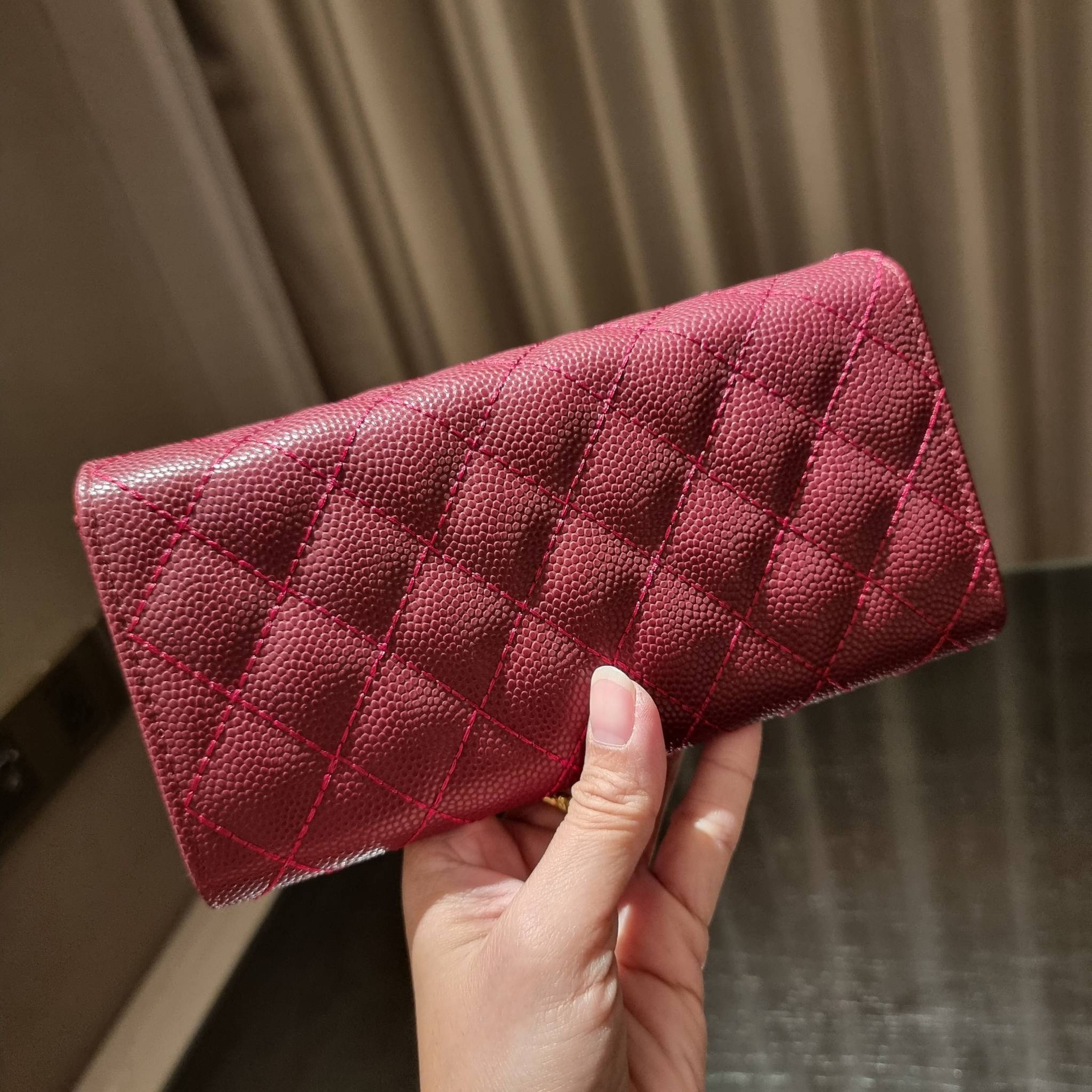 VIP 】กระเป๋าสตางค์ใบยาวรุ่นฝาพับที่ถามหากันมากที่สุด!! สวยรับทรัพย์จาก Chanel วัสดุหนังลายคาร์เวีย ลุคผู้ดีที่สุด เปิด-ปิดด้วยกระดุมแม่เหล็ก ภายในกระเป๋ามีช่องใส่บัตรได้เยอะ ใส่ธนบัตร ใส่เหรียญได้ มีช่องซิปแยกอีกหนึ่งช่อง ดีไซน์เรียบหรูดูคลาสสิค!! สาวๆห้า