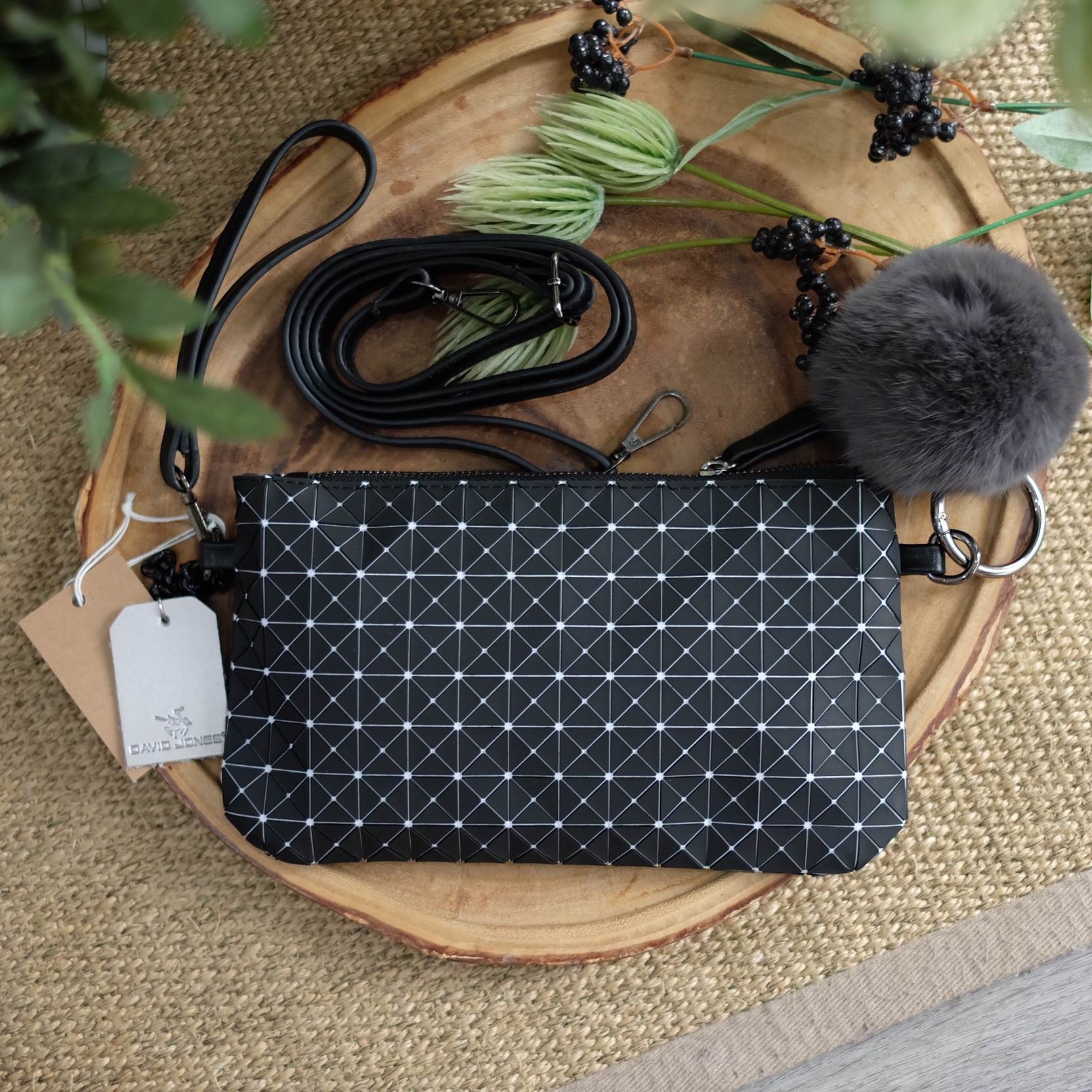 เอาใจสาวๆ ที่ต้องการหากระเป๋าสะพายข้างใบเล็กๆเบาๆ สะพาย cross body สวย สะพายจบในใบเดียว แนะนำใบนี้เลยค่า ตัวกระเป๋าสีดำ อะไหล่ดำ เรียบหรูมากคะ จากแบรนด์ David Jones ตัวกระเป๋าสะพาย ปรับเก็บสายถือเป็น clutch bag ได้คะ มีสายคล้องข้อมือ ขนาดกะทัดรัด พร้อมช่อ