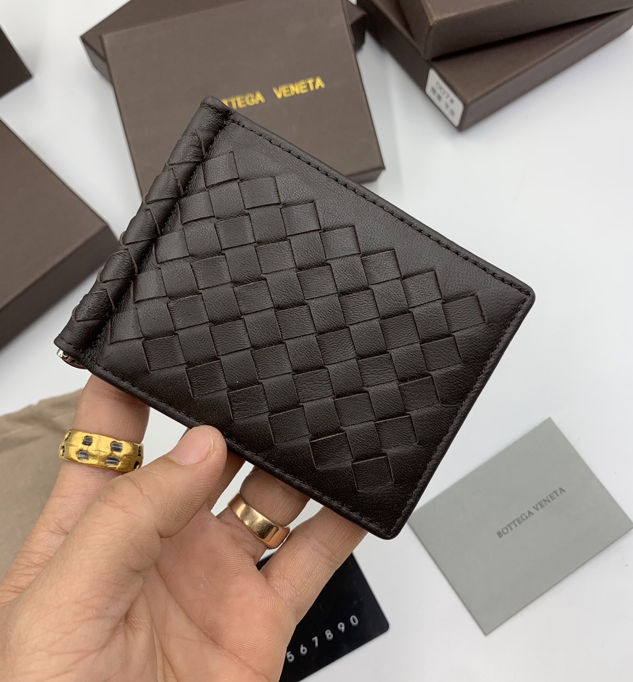 หนังแท้ BOTTEGA VENETA MONEY CLIP WALLET / BV Wallet / BV Men's Wallet พร้อมส่งที่ไทย กระเป๋าสตางค์ใบสั้น รุ่นคลาสสิกพร้อมคลิบโลหะ ที่หยิบมาใช้งานได้บ่อยที่สุด งานหนังลูกวัวแท้ทั้งใบ ใช้ทนทานได้นาน ใช้ทนทา