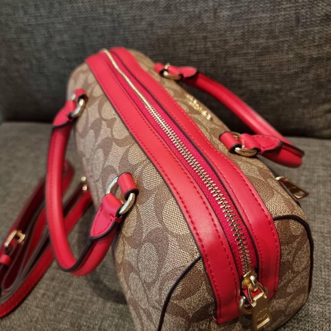 COACH F83607 ROWAN SATCHEL IN SIGNATURE CANVAS กระเป๋าทรงหมอนยอดฮิต คลาสสิคใช้งานได้ไม่มีเบื่อ มาครบสีขายดี ด้วยรูปทรงสวยงาม และใช้งานได้อย่างกระฉับกระเฉง วัสดุหนังแคนวาสเคลือบลาย ทนทาน ภายในโล่งกว้าง มีช่องซิปและแบ่งสัดส่วนได้ลงตัว บอกเลยว่าสาวๆพลาดไม่ได