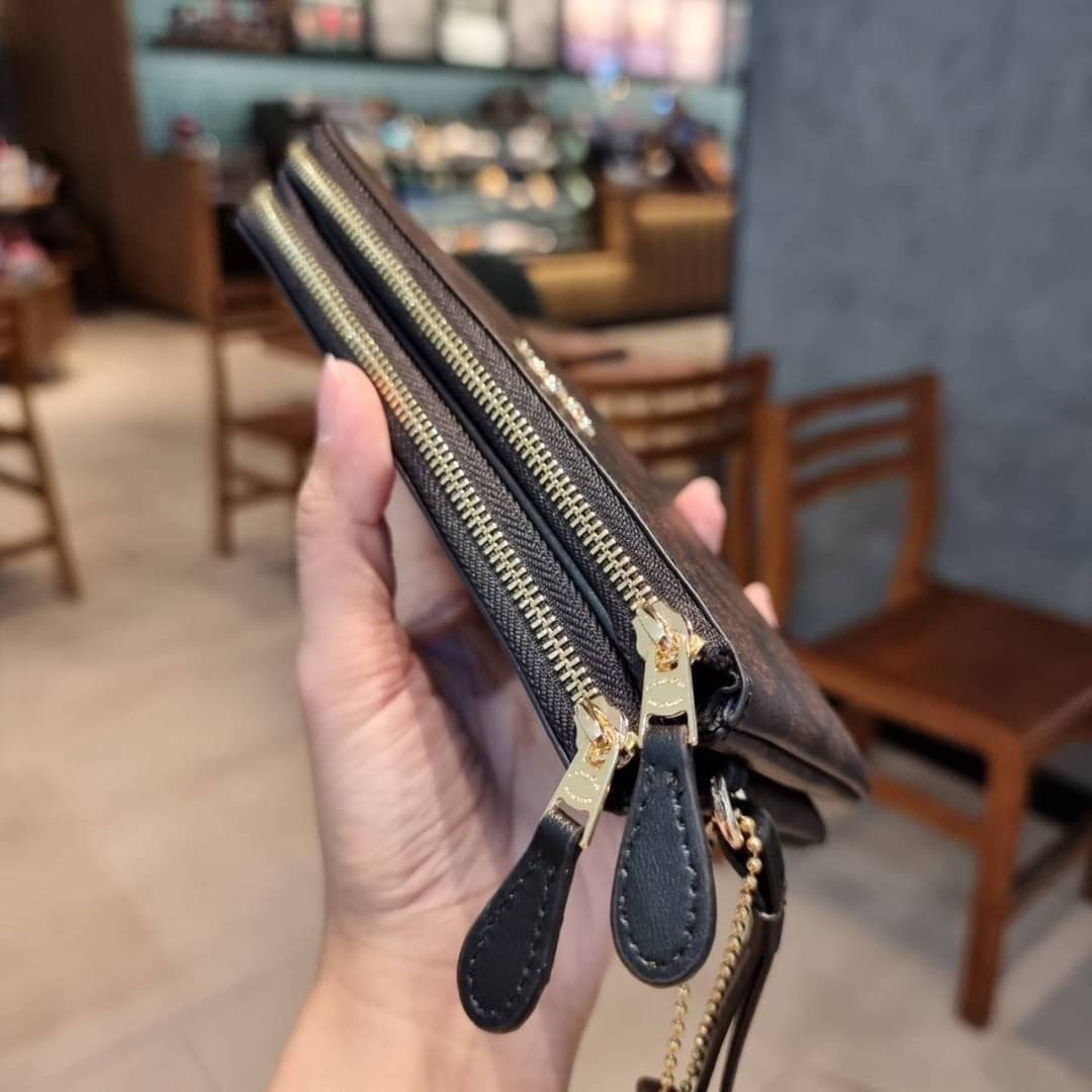 COACH F87591 DOUBLE CORNER ZIP WALLET IN SIGNATURE COATED CANVAS คล้องมือรุ่น 2 ซิป!! มาแล้วจ้า 🌟🤗 ไซส์นี้คือเหมาะมือจริงๆ พกง่ายเช่นเคย ไม่ต้องกังวลว่าจะเกะกะหรือกินพื้นที่กระเป๋าหลัก วัสดุหนังแคนวาสเคลือบลาย มีช่องหลักแยก 2 ช่อง ภายในบุผ