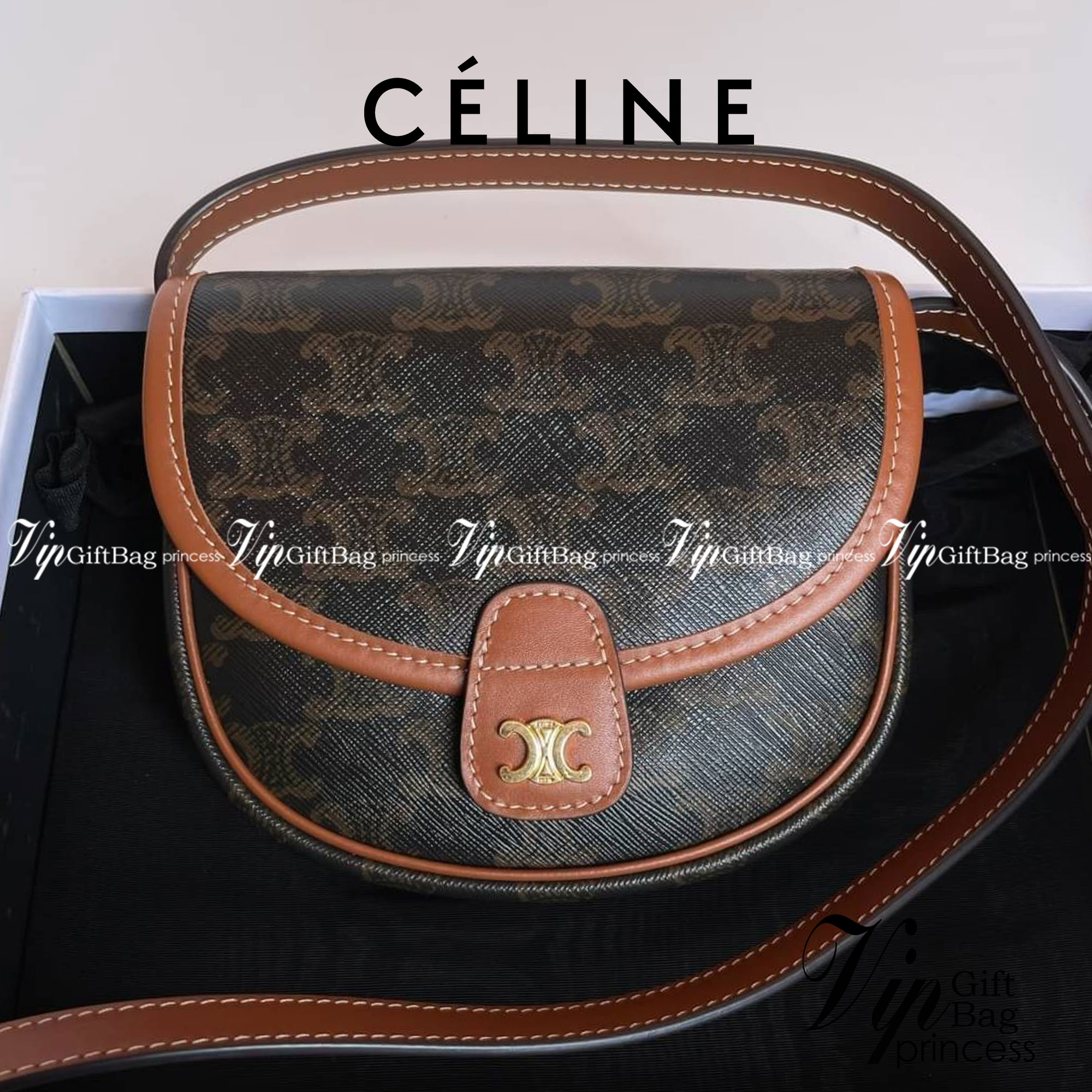 หนังแท้ CELINE MINI BESACE IN TRIOMPHE CANVAS AND CALFSKIN พร้อมส่งที่ไทย เกรดเทพออริจินอล รุ่นหนังดีสุดกระทบแสงขึ้นเงา พิมพ์ลายคมชัด กระเป๋าทรงครอสบอดี้ ลายโมโนแกรมวินเทจ รุ่นที่ดาราเกาหลีใช้กันเยอะมาก และเป็นอีกหนึ่งใบที่ครองใจสาวๆ ทั้งในไทยและเทศ วัสดุ