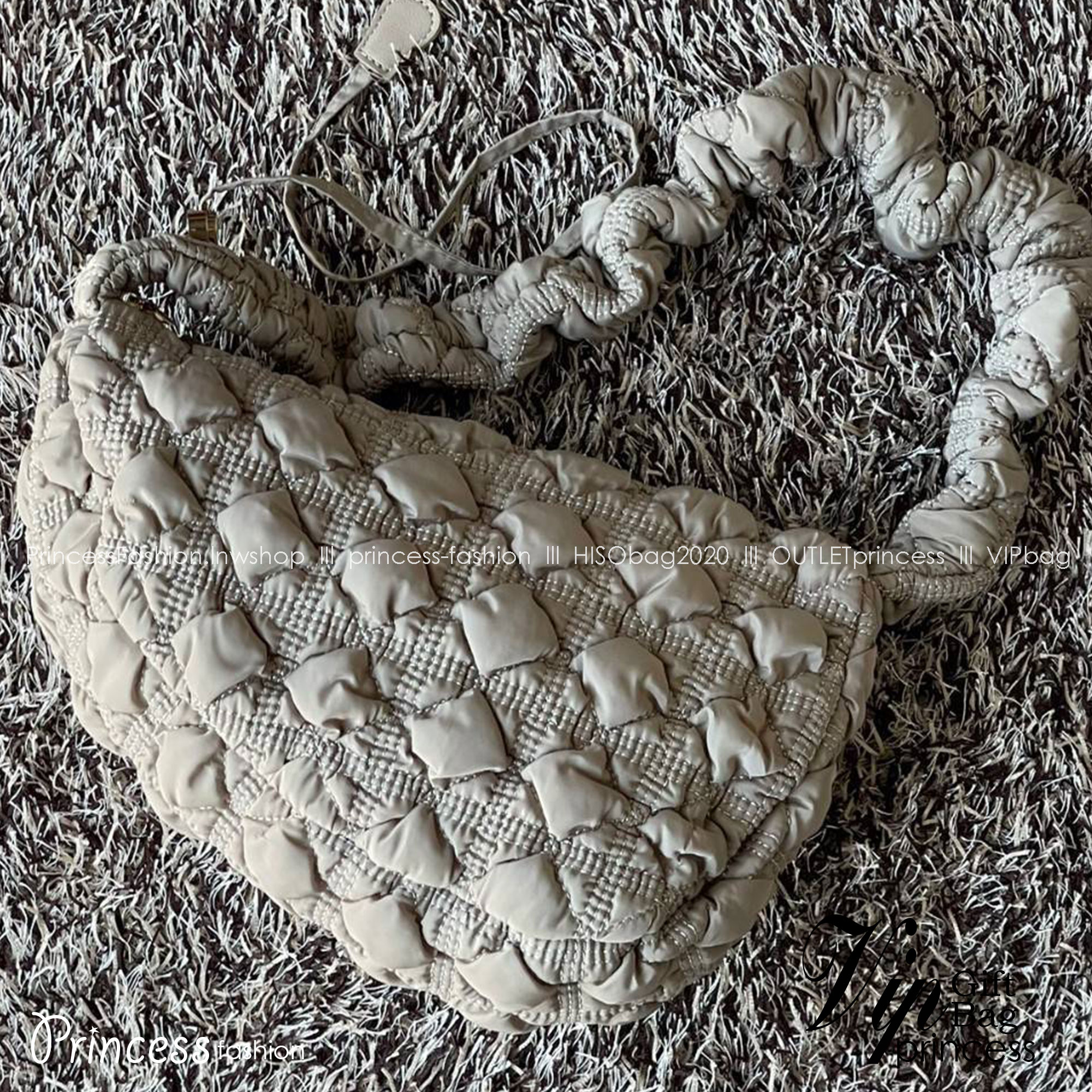 Cozy Shoulder Bag / Carlyn Bag 2022 สายแฟชั่นเกาหลีห้ามพลาด‼️ เป็นกระเป๋าที่กำลังได้รับความนิยมอย่างมากในเวลานี้ ถูกออกแบบมาให้มีลักษณะนุ่มนิ่มไม่ต่างจากพัฟเฟิลโค้ตหรือผ้านวม เลือกหยิบมาใช้ แมตช์เข้ากับคอสตูมได้ในแต่ละวัน