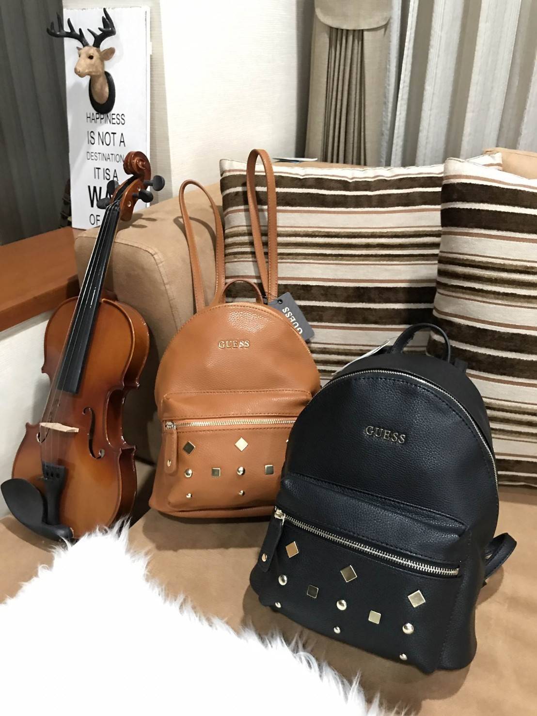 GUESS CANSON BACKPACK ของแท้❗️กระเป๋าเป้หนังเนื้อนิ่มสัมผัสคล้ายหนังแท้ ด้านหน้าแต่งหมุดกิ๊ปเก๋ เปิดปิดด้วยซิปสะดวกใช้ ด้านในบุผ้าแบรนด์ มีช่องใส่ซิปและช่องใส่ของจุกจิก ขนาดกำลังดีค่ะ น้ำหนักเบา สีสวย สายสะพายปรับได้ฟรีเลยค่าใบนี้ แนะนำมากๆค่า