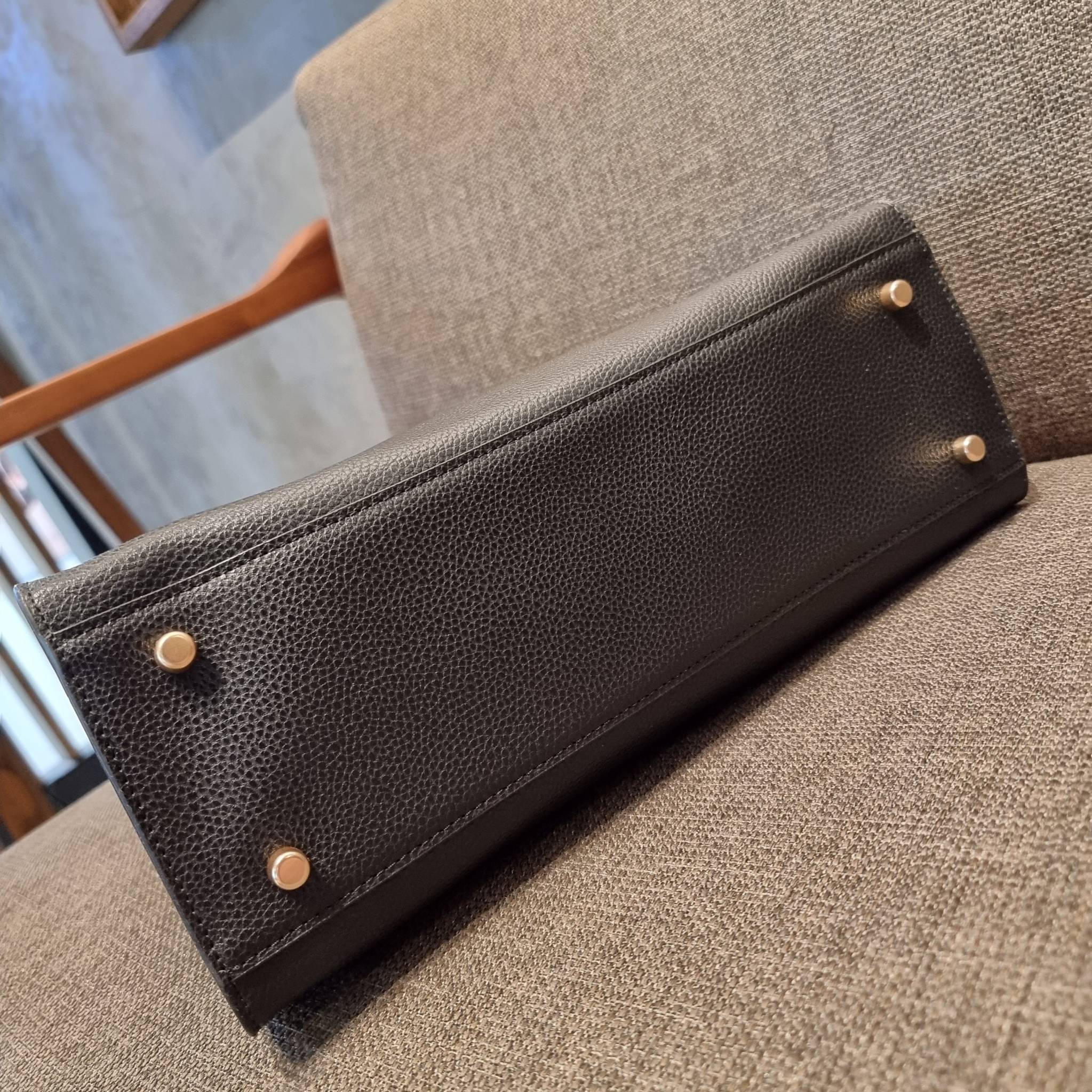 COACH C4075 TATUM CARRYALL IN SIGNATURE CANVAS คอลเลคชั่นใหม่ล่าสุด จัดมาให้ได้สวยก่อนใคร สวยหรูทุกสี!! ลุคผู้ดีต้องมาอีกหนึ่ง กระเป๋าสะพายทรงสวย ที่มาพร้อมสายสะพายไหล่ในตัว และสายครอสบอดี้สำหรับสะพายข้าง วัสดุหนัง crossgrain สวยคมมากๆ ตัวกระเป๋าถูกแบ่งเป