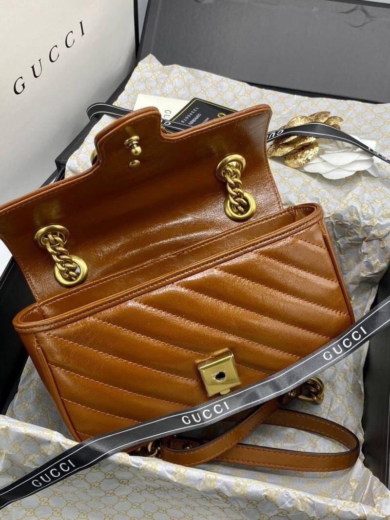 VIP 】หนังแท้ GUCCI GG Marmont brown leather shoulder bag ราคานี้หนังแท้คือคุ้มมากเลยค่าสาวๆ มี 2 ขนาด ปังไม่ไหว สีสวยมากกกก ต้องจัดแล้วน้าา ยกระดับความหรูให้กับตัวเองกันหน่อย ด้วยกระเป๋ารุ่นนี้!! ครอสบอดี้ที่ดีไซน์หรู อัพเลเวล ในราคาที่จับต้องได้ พร้อมเสิ