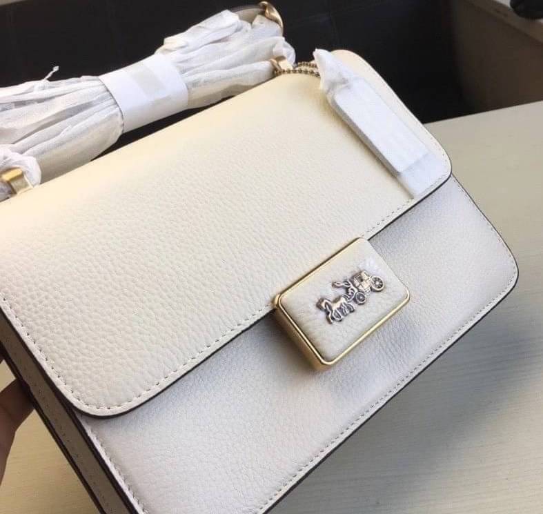 COACH ALIE SHOULDER BAG ((4615)) กระเป๋าสะพายข้างหรือสามารถทบสายกันเพื่อคล้องไหล่ได้ค่ะ วัสดุหนังแท้ หนังนิ่มสวยงามมากๆค่ะ ด้านหน้าเป็นแผ่นโลหะแบรนด์ดูหรูทีเดียว เปิดปิดกระเป๋าแบบกดล็อค ภายในแบ่งช่องหลักหนึ่งช่องค่อนข้างกว้างใส่มือถือได้ทุกรุ่น;กระเป๋าเงิ