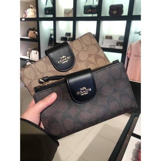 COACH Tech Phone Wallet In Colorblock Signature Canvas (COACH C2874) อีกหนึ่ง collection ของกระเป๋าสตางค์ที่ดีไซน์ทันสมัยให้ใช้งานได้แบบครบครัน เป็นกระเป๋าสตางค์ ที่มีช่องสำหรับใส่โทรศัพท์มือถือ ธนบัตร เหรียญ และบัตรต่าง ๆ ใช้งานแบบ2ด้าน เพิ่มความสะดวกสบา