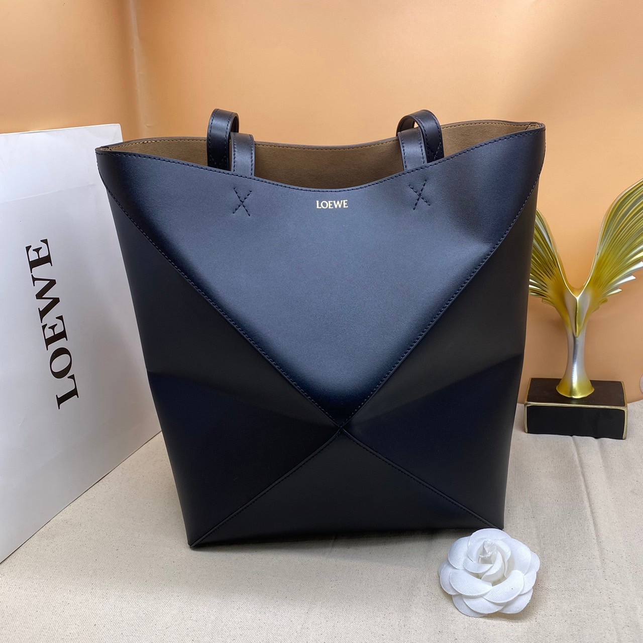 LOEWE Puzzle Fold Tote in shiny calfskin / LOEWE TOTE BAG 27cm พร้อมส่ง กระเป๋าทรงโท้ทใบใหญ่ ใช้งานง่ายเรียบหรู จุของได้เยอะ หนังเรียบสวยอยู่ทรงมาพร้อมสายสะพายยาวถอดได้ พับเก็บได้เป็นเอกลักษณ์