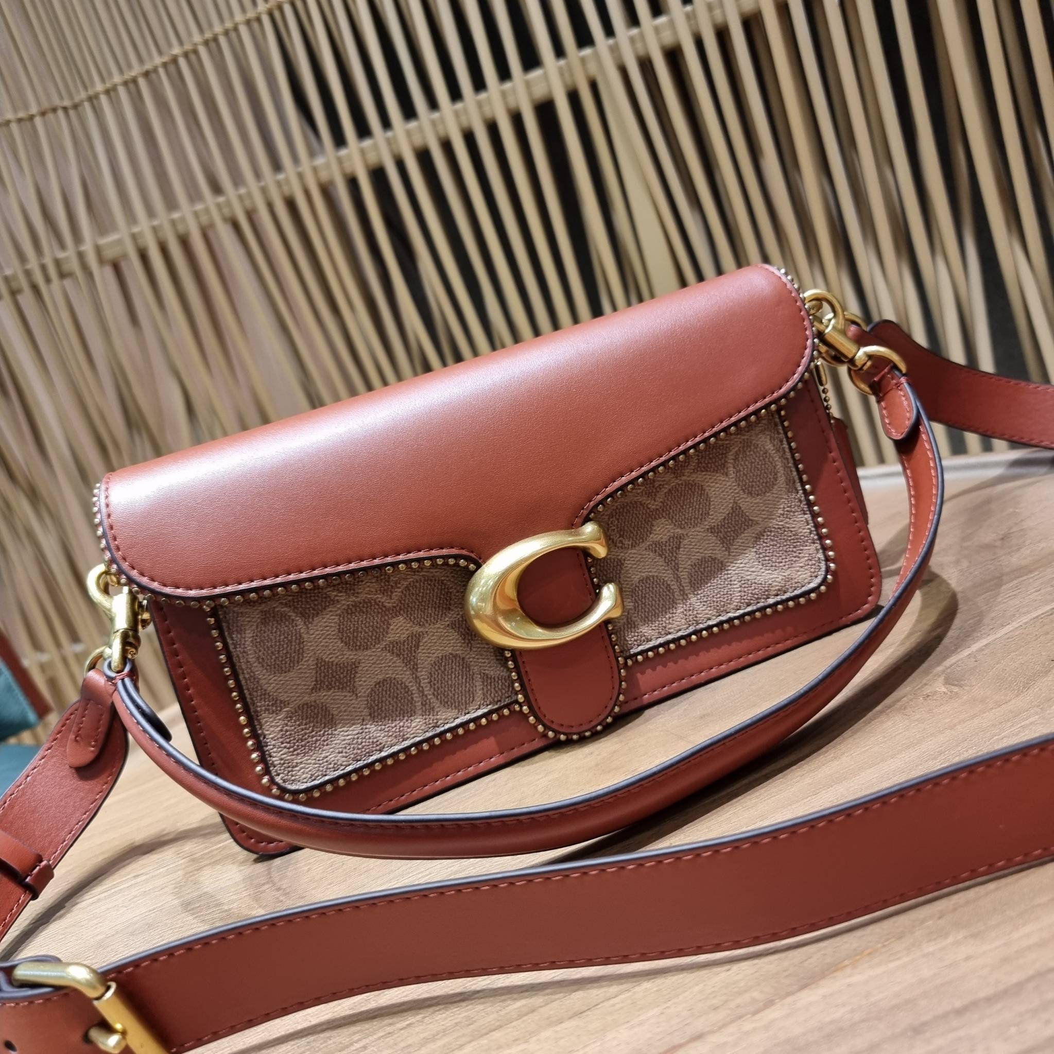 COACH TABBY SHOULDER BAG 26 IN SIGNATURE CANVAS WITH BEADCHAIN (6793,91215) กระเป๋าสะพายไหล่ ดีไซน์วินเทจย้อนยุค สวยคมชัด คลาสสิคใช้ได้ทุกลุค วัสดุหนังแท้สลับหนังแคนวาสเคลือบลาย เปิด-ปิดด้วยแม่เหล็กในตัว รับรองแน่นหนา ด้านหลังมีช่องแยก ภายในเป็นช่องโล่ง ข