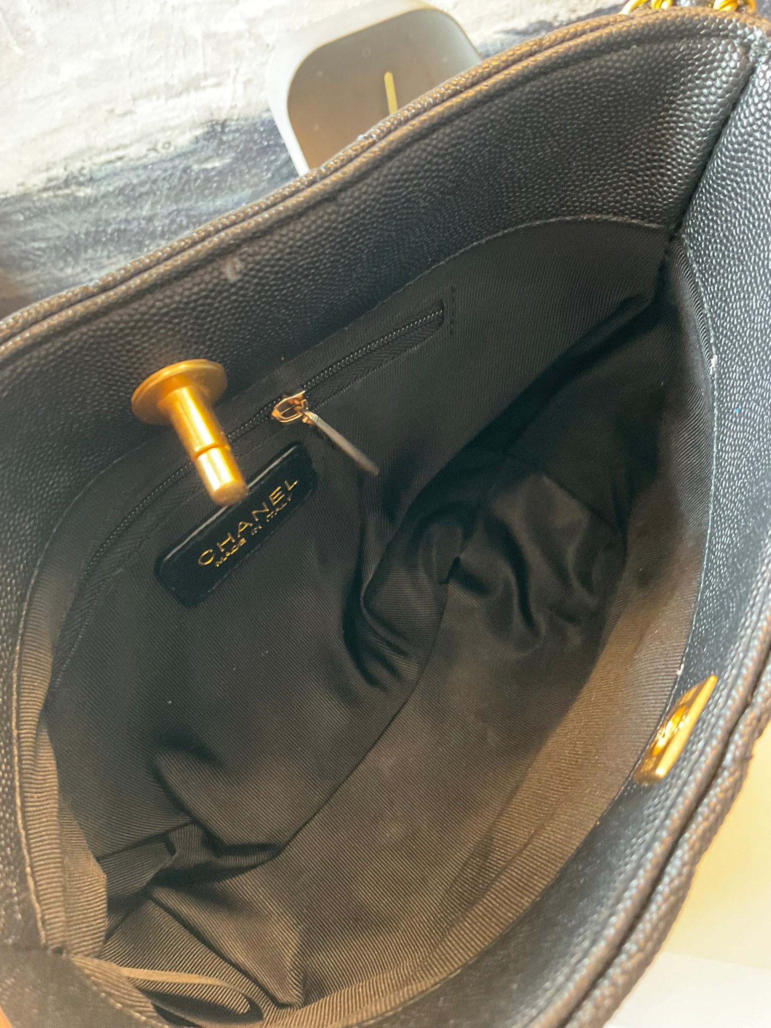 Chanel 22s small hobo bag black caviar / CHANEL VIP GIFT CAVIER BAG กระเป๋าทรงสะพายข้าง ที่กำลังมาแรงมาในตอนนี้ ตัวกระเป๋าเป็นหนังลายคาเวียร์สวยหรูมาก อะไหล่ทองวินเทจทั้งใบ ด้านหน้าประดับโลโก้แบรนด์ เปิดปิดด้วยตัวหมุนล้อค ด้านในใส่กระเป๋าสตางค์ได้ถึงใบยาว