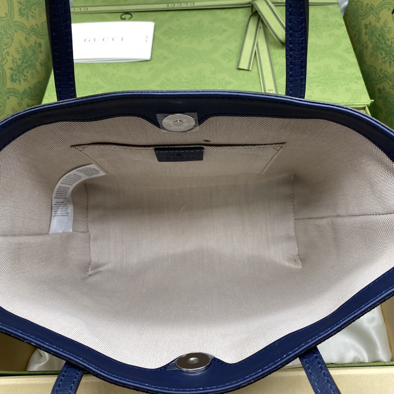 (รวมแบบ) หนังแท้ GUCCI Animal-Friendly Gucci Kid GG Supreme Tote Bag ลายใหม่น่ารักมากเลยค่าา งานหนังแท้ทรงตั้งสวย ขนาดกะทัดรัด จุของได้เยอะ ใช้ได้ทั้งเด็กและผู้ใหญ่ น่ารักมากค่ะ