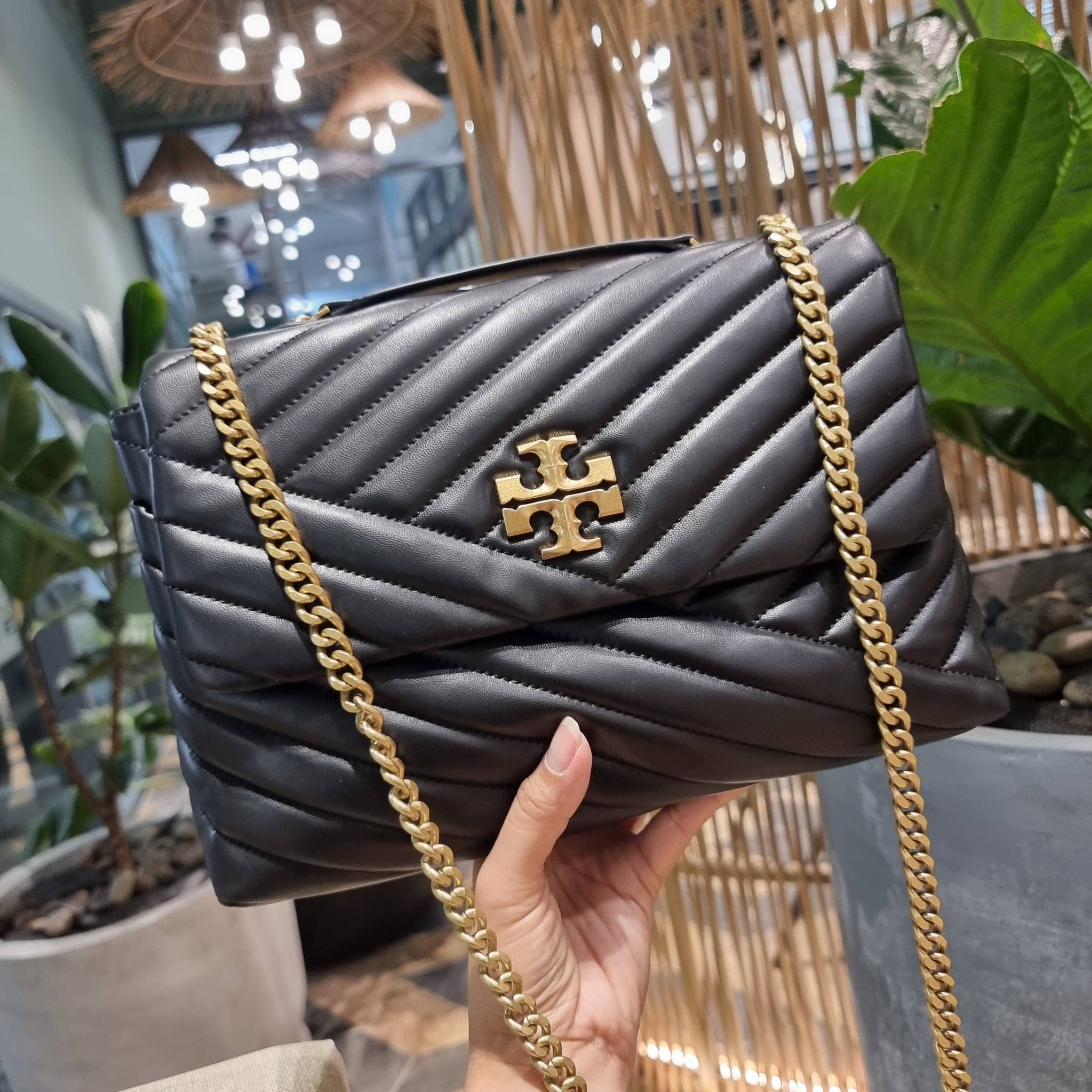 TORY BURCH KIRA CHEVRON CONVERTIBLE SHOULDER BAG กระเป๋าสะพายรุ่นยอดฮิต ไซส์ใหญ่จัดเต็มให้เน้นๆ ใช้ยังไงก็ดูหรู ดีไซน์เฉพาะตัว วัสดุหนังแกะ สัมผัสนิ่ม เปิด-ปิดด้วยกระดุมแม่เหล็ก ภายในเป็นช่องโล่ง แบ่งสัดส่วนไว้ดีมากๆ ใส่กระเป๋าสตางค์ มือถือ เครื่องสำอางค์