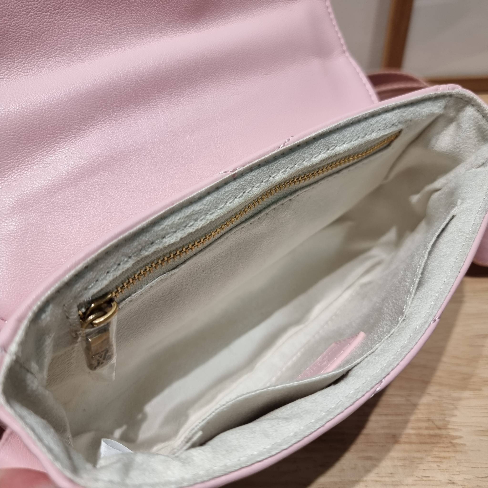 LV new wave pochette multi bag กระเป๋าสะพายมัลติฟังก์ชั่น มาพร้อม box set รับรองว่าดีงาม ลูกเล่นคลาสสิคผสานความวินเทจ มีสายสะพายให้ 2 เส้น และกระเป๋าใบลูก เล็กน่ารัก