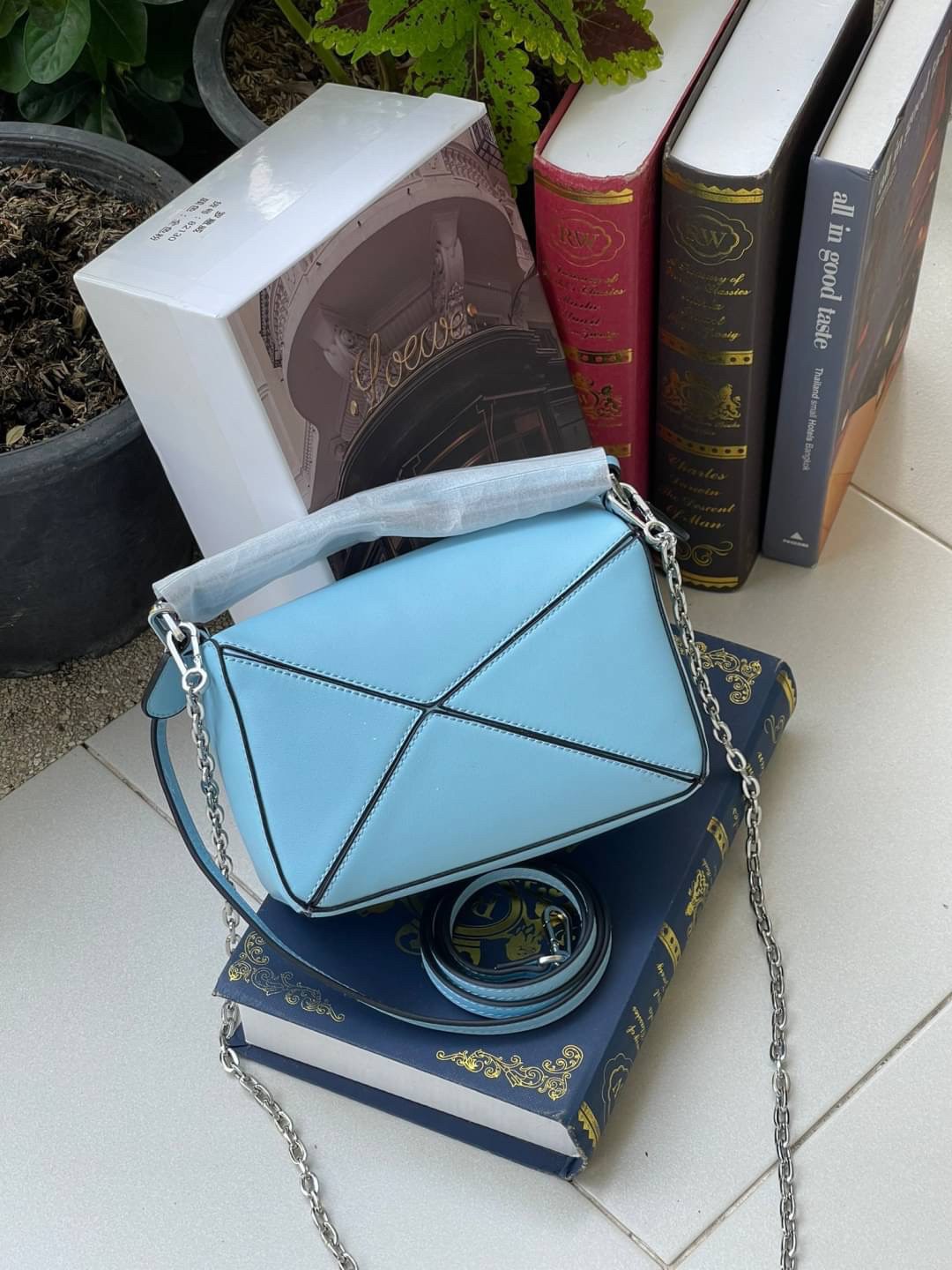 Loewe Nano Puzzle bag in classic โลเอเว่ (LOEWE) อีกหนึ่งกระเป๋าแบรนด์ดังจากสเปน ภายใต้คอลเลคชั่นใหม่อันร่วมสมัยของแบรนด์ มีความเป็นคลาสสิคและโมเดิร์นทันสมัย กระเป๋าที่มาในรูปแบบสี่เหลี่ยมผืนผ้า ที่สามารถใช้งานได้ทั้งแบบหูหิ้ว และแบบ Crossbody ด้านในมีช่อ