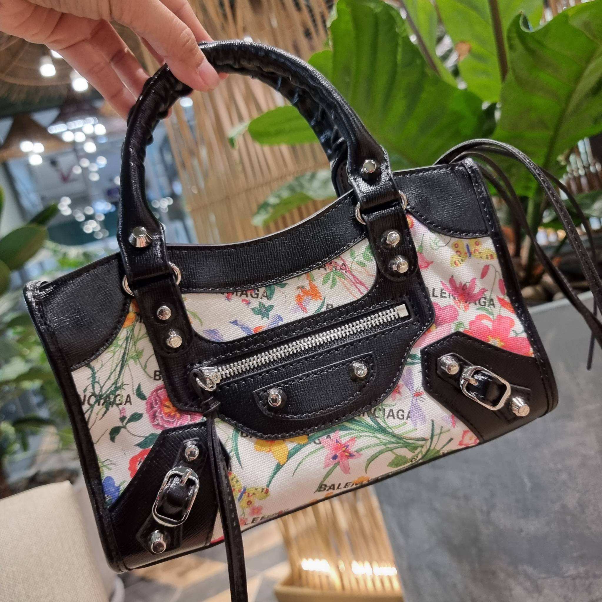 ไซส์ใหม่ กับรุ่นคอลแลบอีกหนึ่ง ที่ฮอตติดลมไม่เลิก!! Gucci×Balenciaga neo floral small bag กระเป๋าถือ/สะพายข้างที่โดดเด่นในสไตล์ที่ไม่ซ้ำ ไม่เกร่อ ดีไซน์มีกิมมิคและลูกเล่นแพรวพราว ทั้งหนังรูดซิป ทั้งหูจับ ทั้งความตกแต่ง มีดีเทลอัพราคาไปหมด วัสดุผ้าแคนวาสตั