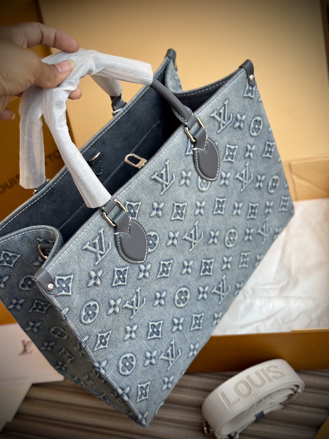LV Onthego Denim Vintage Tote Bag กระเป๋าทรงโท้ทเดนิมสไตล์วินเทจ รุ่นใหม่ปั้มลายโมโนแกรมบนเดนิมสุดไอคอนิก ที่ใครเห็นต้องเป็นคลั่งรัก ผู้ดี หรูหราได้ทุกลุค ทุกสไตล์