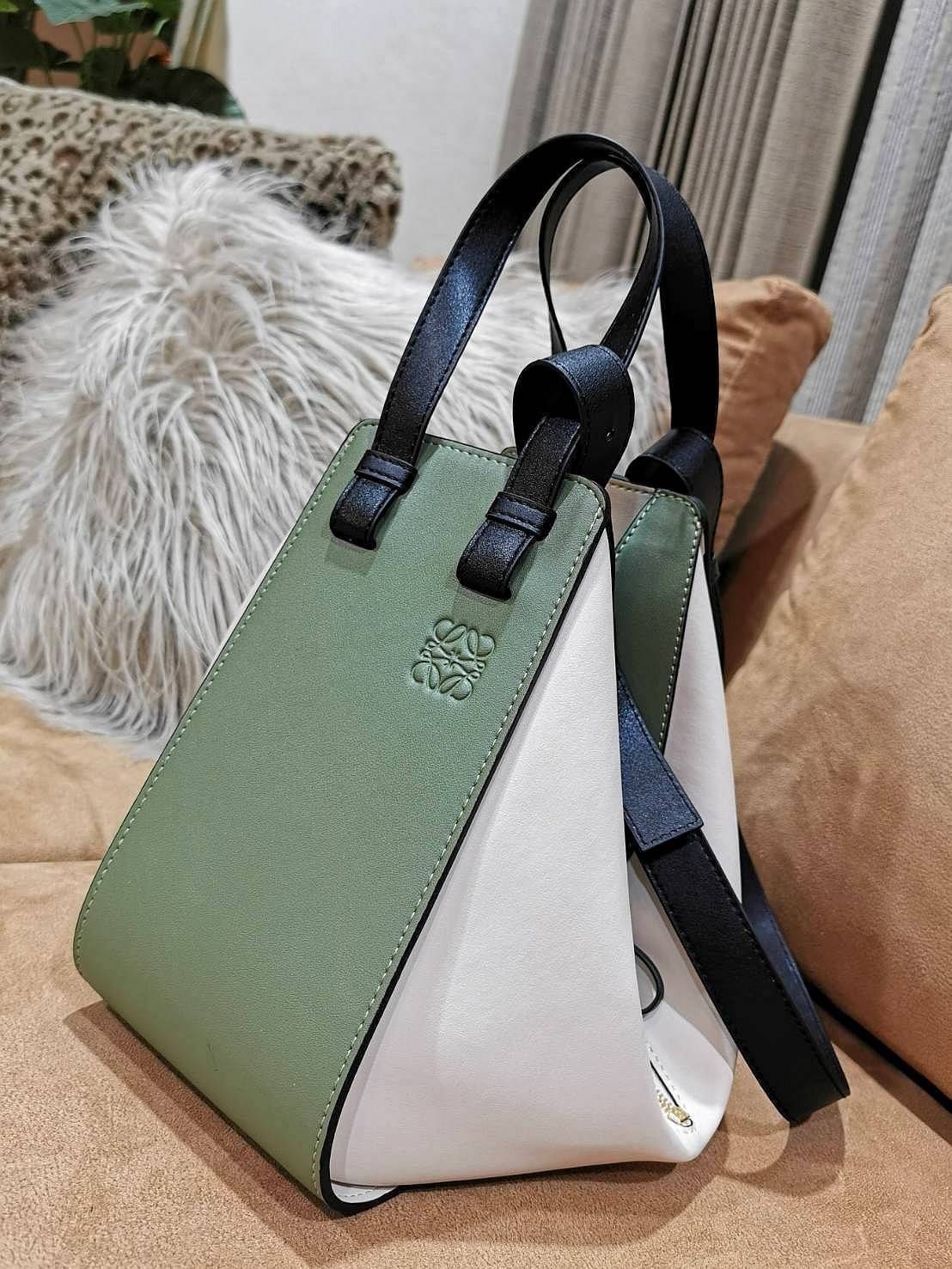 LOEWE HANDLE & SHOULDER BAG GIFT WITH PURCHASE GWP พรีเมี่ยมกิ๊ฟ Limited จาก LOEWE PERFUME DUTYFREE รุ่น Rare items สุดๆวัสดุหนังแท้ Calfskin หนังสวยดีไซน์มีเอกลักษณ์ ใบใหญ่กำลังดี น้ำหนักเบา สามารถปรับได้หลายทรงไม่จำเจ ด้านข้างมีซิปปรับขยายได้ ภายในโล่งก