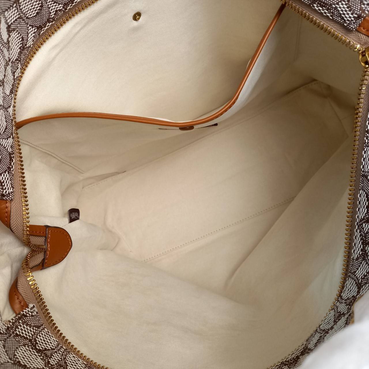 คอลเลคชั่นนี้ เด็ดมากๆ🌺😎//>>COACH ROGUE TOTE IN SIGNATURE TEXTILE JACQUARD(COACH C6161)🍁กระเป๋าทรงTOTE ใบใหญ่ จุของได้สะใจสุดๆ จะถือ หรือสะพายได้ตามดีไซน์การใช้งาน มีสายสะพายยาวให้ 2 เส้น แบบสะพายคู่//วัสดุ JACQUARD ตัดขอบหน้