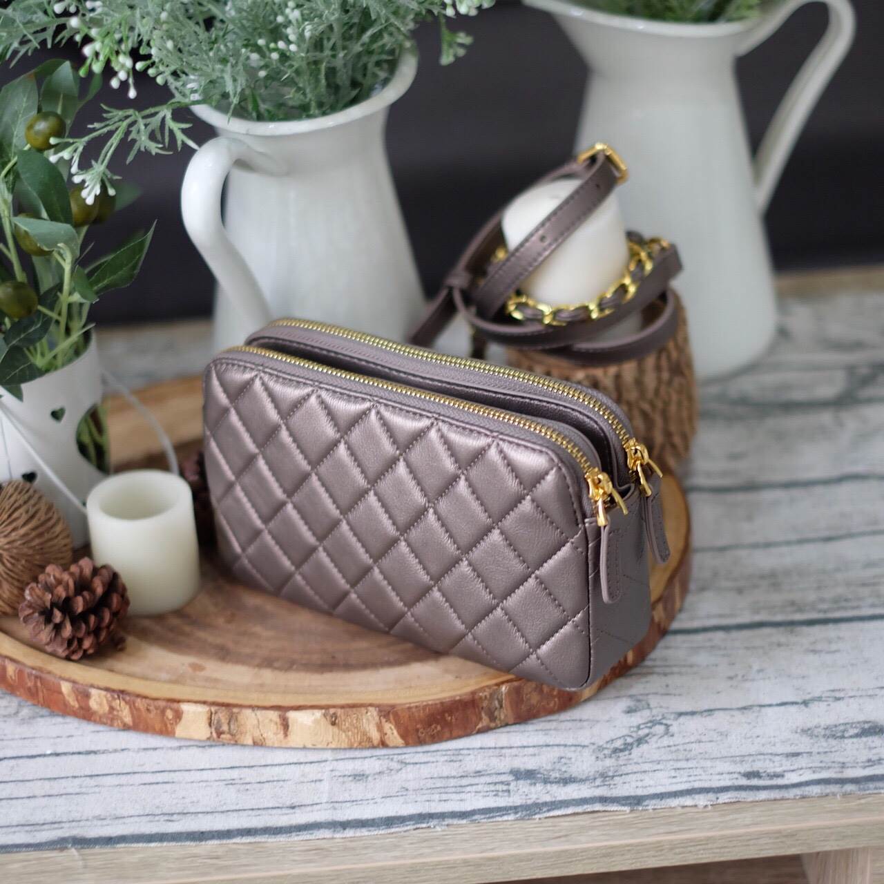 2 สี ขายดี พร้อมส่ง ค่า KEEP รุ่น Carla ทรงที่ขายดีที่สุดในตอนนี้ ใครกำลังตามหากระเป๋าใบเล็ก ช่องเก็บเยอะๆ แนะนำ ใบนี้เลยค่า New item KEEP ' Carla ' 2zipper bag กระเป๋าสะพายข้าง แบบช่อง 2 ซิป ใบเดียวจบ จุครบ All item ! จะแต่งตัวสไตล์ไหนก้อเอาอยู