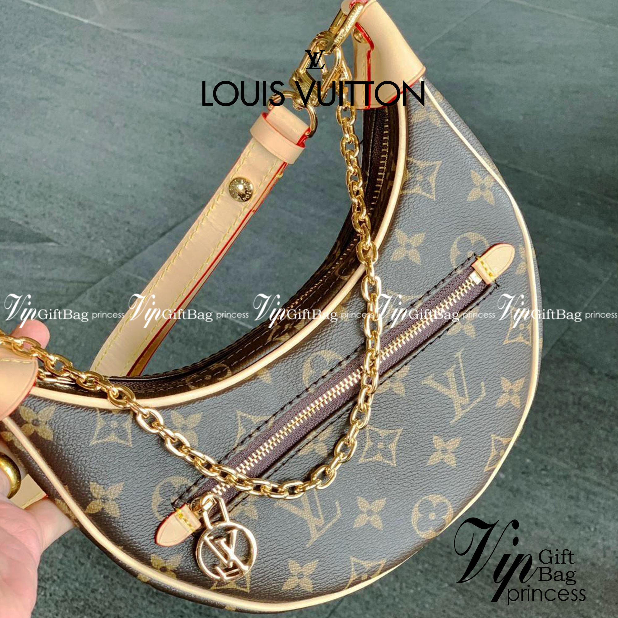 LOUIS VUITTON MONOGRAM LOOP BAG กระเป๋าทรง Loop ที่รังสรรค์ออกมาได้สวย เก๋ และดูดีมากๆ หนังแท้ มีความนิ่มละมุน สัมผัสแล้วคือใช่เลยค่ะ😘 ด้านหน้ามีช่องซิปเล็กให้ใส่ของจุกจิก เปิด-ปิดช่องหลักแบบซิป ภายในสามารถใส่กระเป๋าเงินใบกลางได้;มือถือได้ทุกรุ่น;