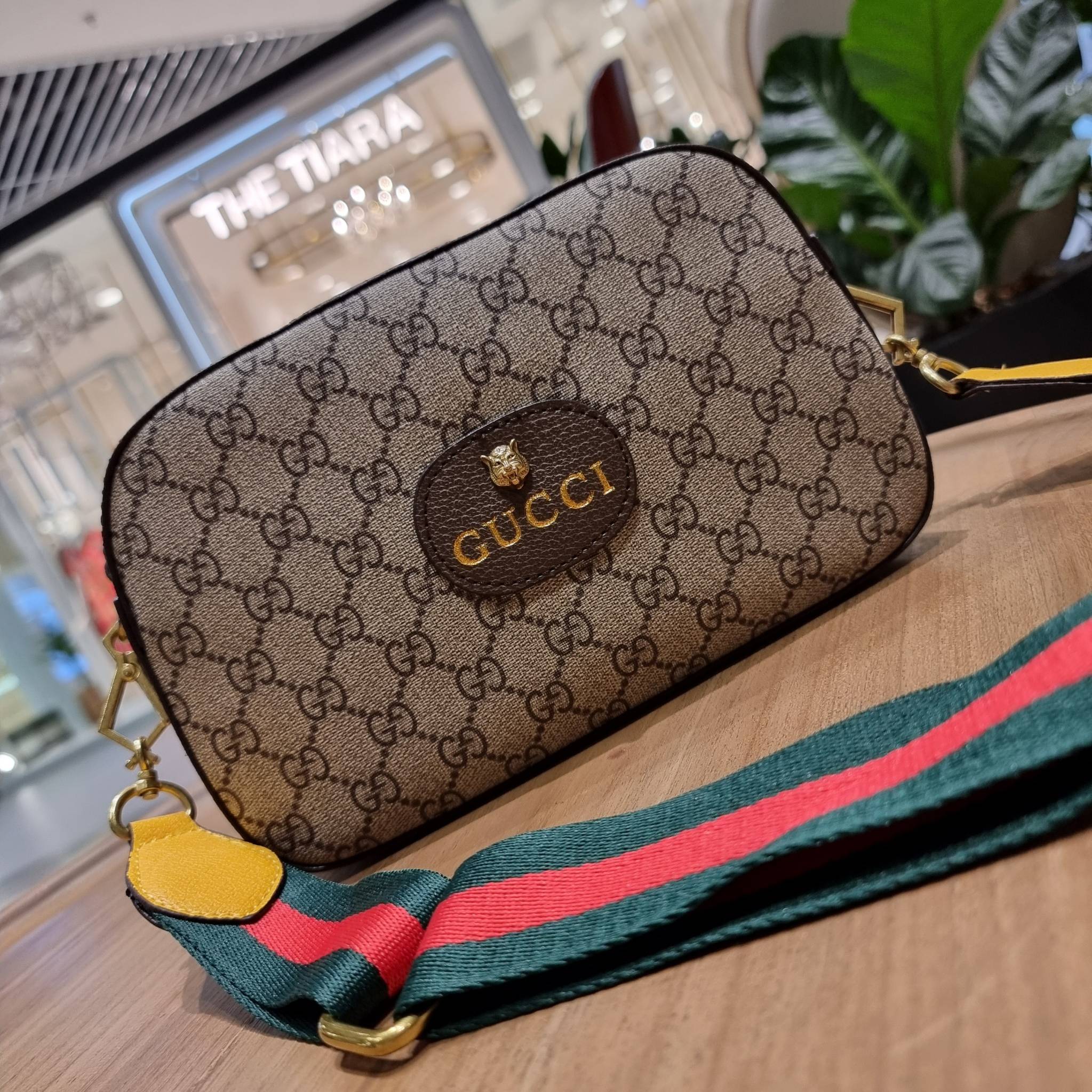 VIP 】GC STRAP SHOULDER BAG กระเป๋าสะพายข้างวีไอพีจากเคาน์เตอร์ duty free วัสดุหนังแคนวาสทนทาน ทรงสวย โดดเด่นตรงสายสะพายสีสดใสเป็นเอกลักษณ์ ตัดกันกับกระเป๋าได้อย่างลงตัว เปิด-ปิดกระเป๋าด้วยซิป รูดใช้งานง่าย ภายในโล่งกว้าง มีช่องแยกให้ ใส่ของสำคัญได้สบายๆ ส