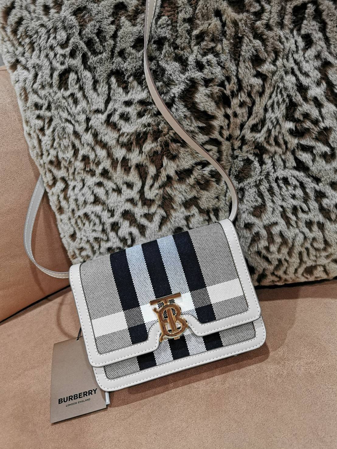 BURBERRY FRAGRANCES LEATHER CROSSBODY BAG VIP GIFT WITH PURCHASE (GWP) กระเป๋าสะพายพรีเมี่ยมกิ๊ฟรุ่นใหม่ล่าสุด Limited จาก BURBERRY Perfume DutyFree วัสดุ Canvas & Leather ลาย Vintage คอลเลคชั่นใหม่ทรงเหลี่ยมสวยหรูดูดี เปิดปิดด้วยฝาปิดสัญลักษณ์รูปTB ภายใน