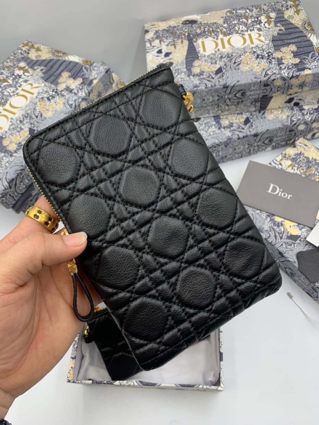 VIP 】CHRISTIAN DIOR PHONE BAG 2 in 1 DOUBLE BAG กระเป๋าเซ็ท 2 ใบ มีสายสะพายข้าง ถอดออกใช้งานได้ ถือว่าคุ้มมากๆเลยค่ะ สามารถใช้งานแยกกันได้ ใส่สายสะพายหรือ ถือได้ วัสดุหนังแท้ สวยงามนุ่มฟู น่ารักมากๆ เลยน้าาา