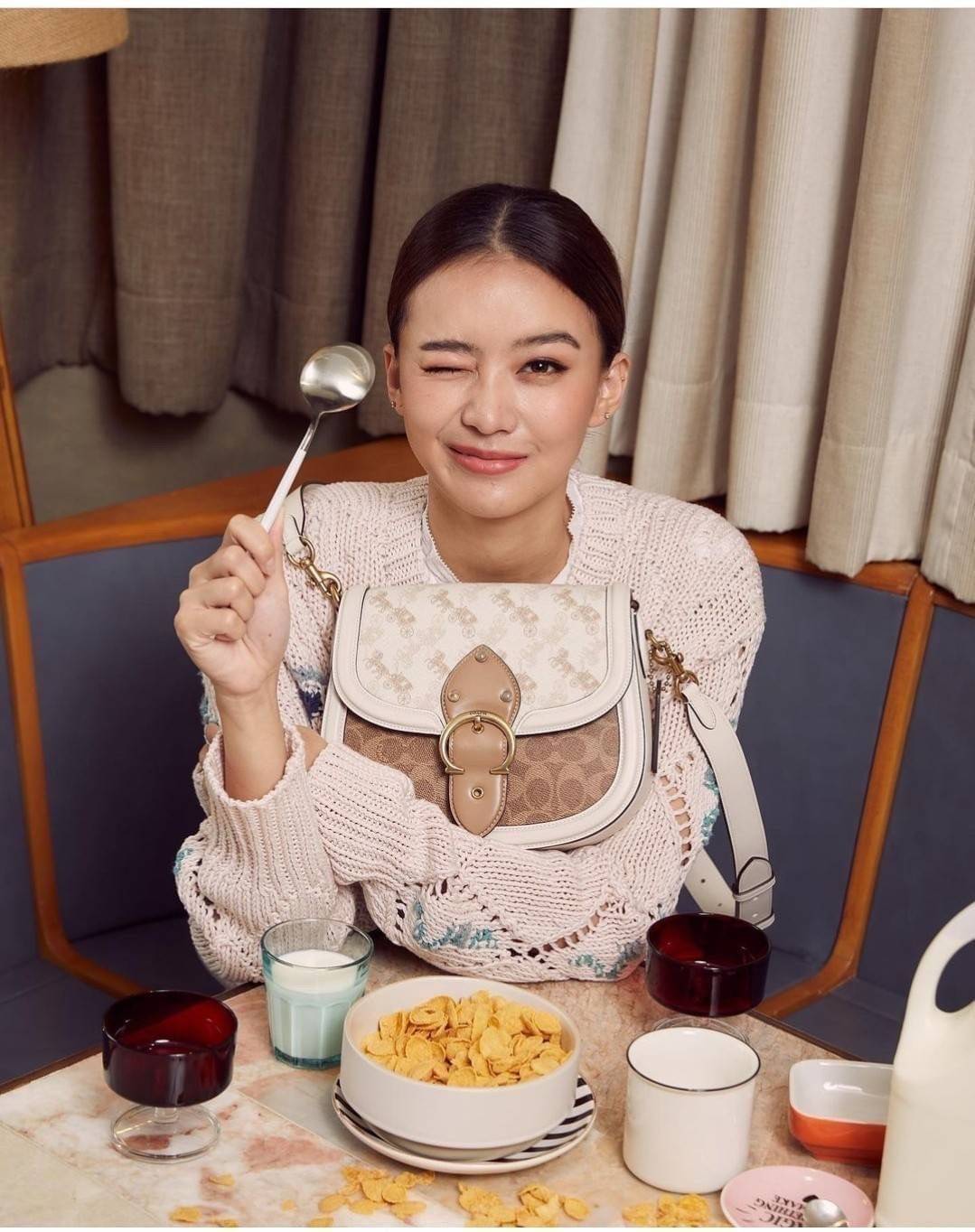 COACH C3837 BEAT SADDLE BAG WITH HORSE AND CARRIAGE PRINT The best item! ที่สาวๆรอคอย! ฮอตไฟลุก! สีหายาก ละมุนคุณหนู คอลเลคชั่นใหม่ ดีไซน์หรูหรา พิเศษมากๆมาพร้อมสายสะพาย 2 เส้น ใช้คู่กันหรือแยกสะพายก็สวยครบสูตร กระเป๋าสะพายทรง saddle คลาสสิค เปิด-ปิดด้วยก