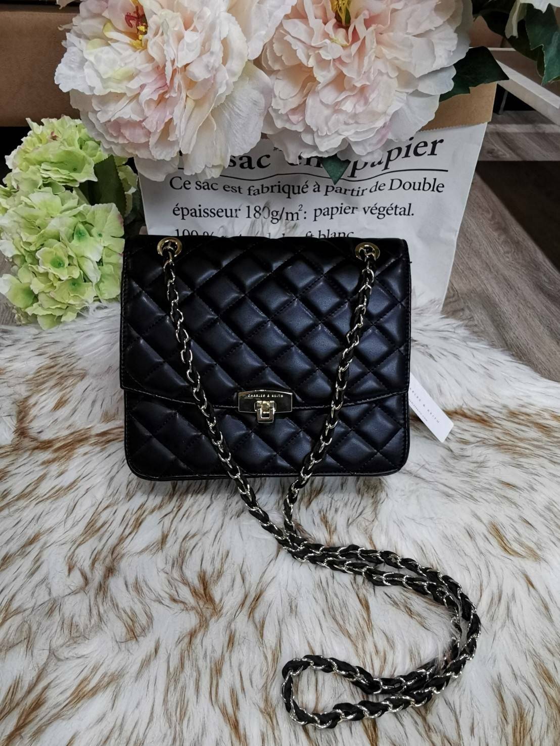 CHARLES & KIETH DETAIL CROSSBODY BAG กระเป๋าสะพายทรงเหลี่ยมดีไซน์สวยหรูคลาสสิควัสดุหนังนิ่มลายตารางอยู่ทรงสไตล์ Chanel เปิดปิดด้วยตัวล๊อคแบบพับอะไหล่ทองปั้มโลโก้ด้านหน้าสวยดูดี พร้อมสายสะพายโซ่ร้อยหนังสามารถสะพายไหล่หรือ Crossbody ก็ดูดี ภายในมีโลโก้และหน