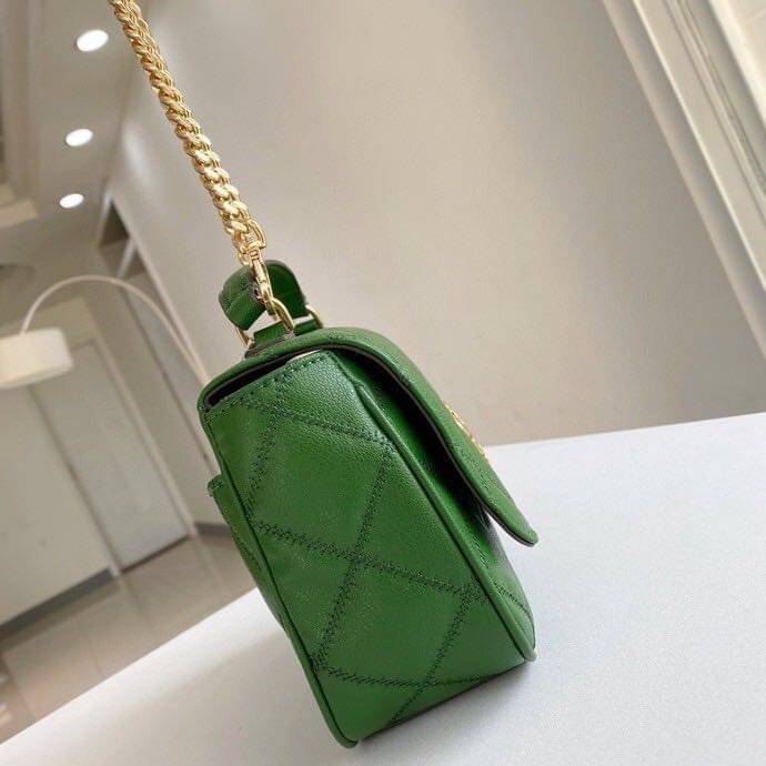 Tory Burch Willa Mini Top Handle Bag พร้อมส่งที่ไทย ใบจริงคือสวยสุดดไปเลยค่าา! กระเป๋าสะพายข้างหรือหิ้วก็เก๋ไปอีกเลยค่ะ! หนังแท้อย่างดี ลายนวมนิ่มมือดีมากค่ะ ด้านหน้ามีอะไหล่โลโก้แบรนด์ เปิดปิดกระเป๋าแบบกระดุมแม่เหล็ก ภายในสามารถใส่กระเป๋าเงินใบกลางได้;มื