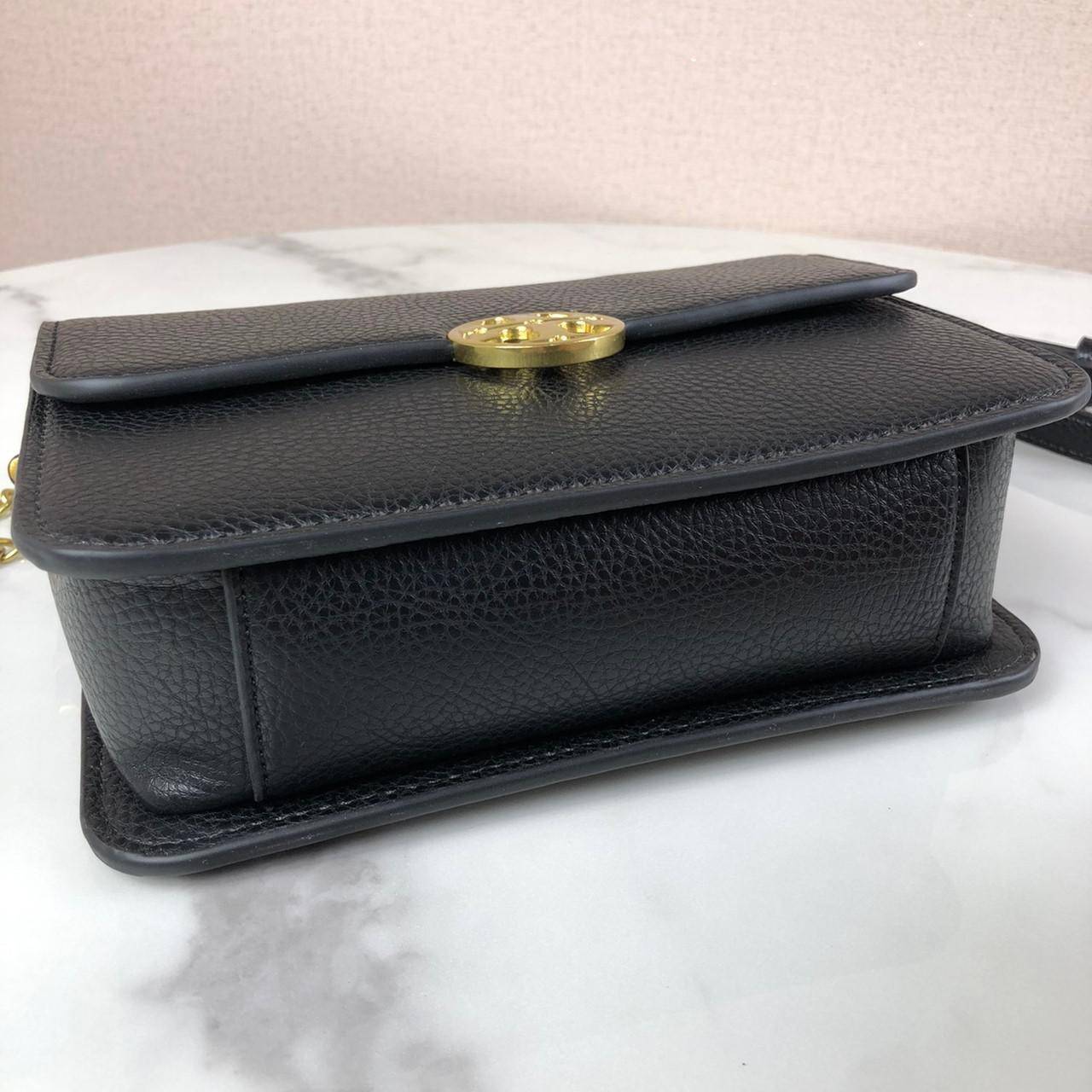 ของแท้ 💯% กระเป๋าสะพาย TORY BURCH มาพร้อมสายสะพายโซ่ มีหนังรองบ่าค่ะ เปิด - ปิดกระเป๋าด้วยกระดุมแม่เหล็กแบบซ่อน