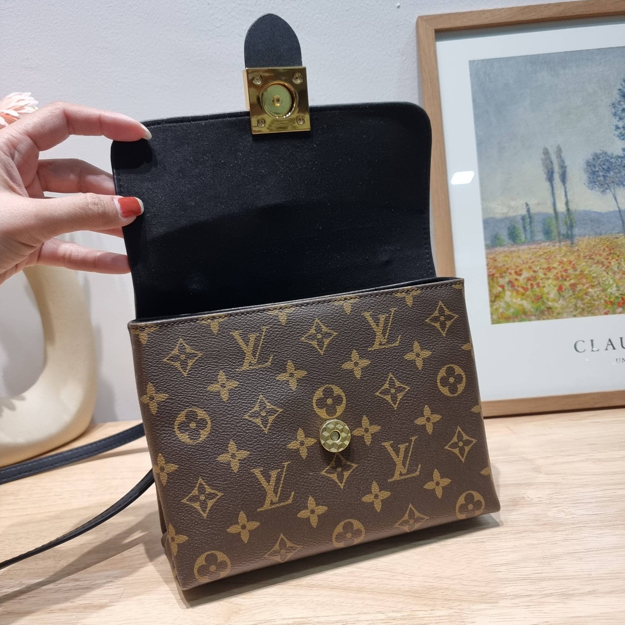 LV LOCKY BB MONOGRAM กระเป๋าสะพายข้าง ดีไซน์หรู ใหม่ล่าสุด สวยถึงบ้านได้ก่อนใคร มีใช้เลิศๆทันปีใหม่แน่นอน คุ้มที่สุด