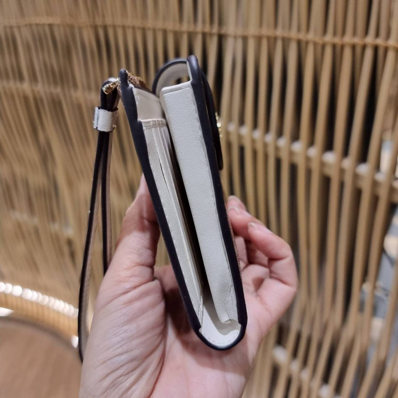 พร้อมส่ง 7 สี COACH C2874 TECH WALLET IN COLORBLOCK SIGNATURE CANVAS จัดให้สีใหม่ก่อนใคร!! ดีไซน์ใหม่ คอลเลคชั่นสวยหรู กระเป๋าสตางค์พร้อมสายคล้องมือ ง่ายต่อชีวิตมากจ้า!! มันดีอะไรเบอร์นี้ ใส่ได้ทั้งบัตร และโทรศัพท์ก็ใส่ได้ทุกรุ่น แถมยังมีช่องซิปแยกไปอีก ช