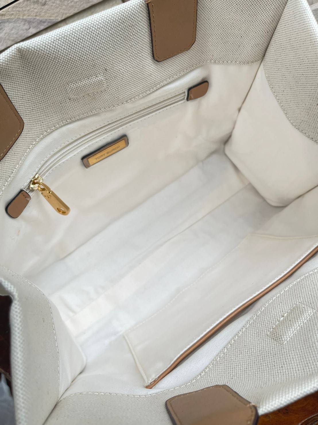 Tory Burch Ella maxi Logo Canvas Mini Tote Bag Collection นี้เป็นกระเป๋าที่ตอบโจทย์สาววัยทำงานอย่างมาก ด้วยโทนสีที่สุภาพ เรียบหรู อีกทั้งยังมีขนาดกำลังดีไม่ใหญ่จนเกินไปและยังบรรจุของได้จำนวนมาก จึงสามารถหิ้วไปทำงาน ชอปปิง หรือจะใช้เป็น Everyday Bag ในชีวิ