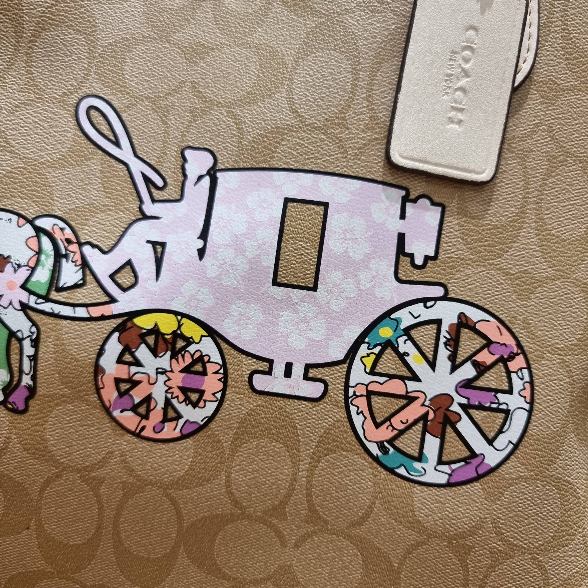 COACH CA607 CITY TOTE IN SIGNATURE CANVAS WITH HORSE AND CARRIAGE PATCHWORK GRAPHIC กระเป๋าทรงโท้ทใบใหญ่ คอลเลคชั่นใหม่ สวยโดดเด่นมากๆ น่ารักน่าใช้ไปอีกด้วยลวดลายซิกเนเจอร์โดดเด่น ใบนี้ใส่ของได้ของครบครัน จุได้แบบไม่ต้องกลัวเต็ม!! วัสดุหนังแคนวาสคุณภาพดี 