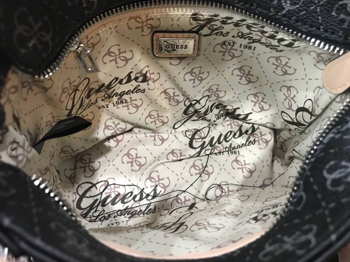 Don’t Miss! GUESS DELANEY MINI CROSS BODY BAG กระเป๋าถือหรือสะพายรุ่นที่ฮิตและขายดีที่สุดจาก GUESS FACTORY หนัง Saffiano ลาย GUESS Signature สวยอยู่ทรง ขนาดกำลังดี น้ำหนักเบา ด้านหน้าประดับโลโก้พร้อมพวงกุญแจโลโก้แบรนด์ห้อยที่หูกระเป๋าถอดเเยกใช้ได้ เปิดปิด