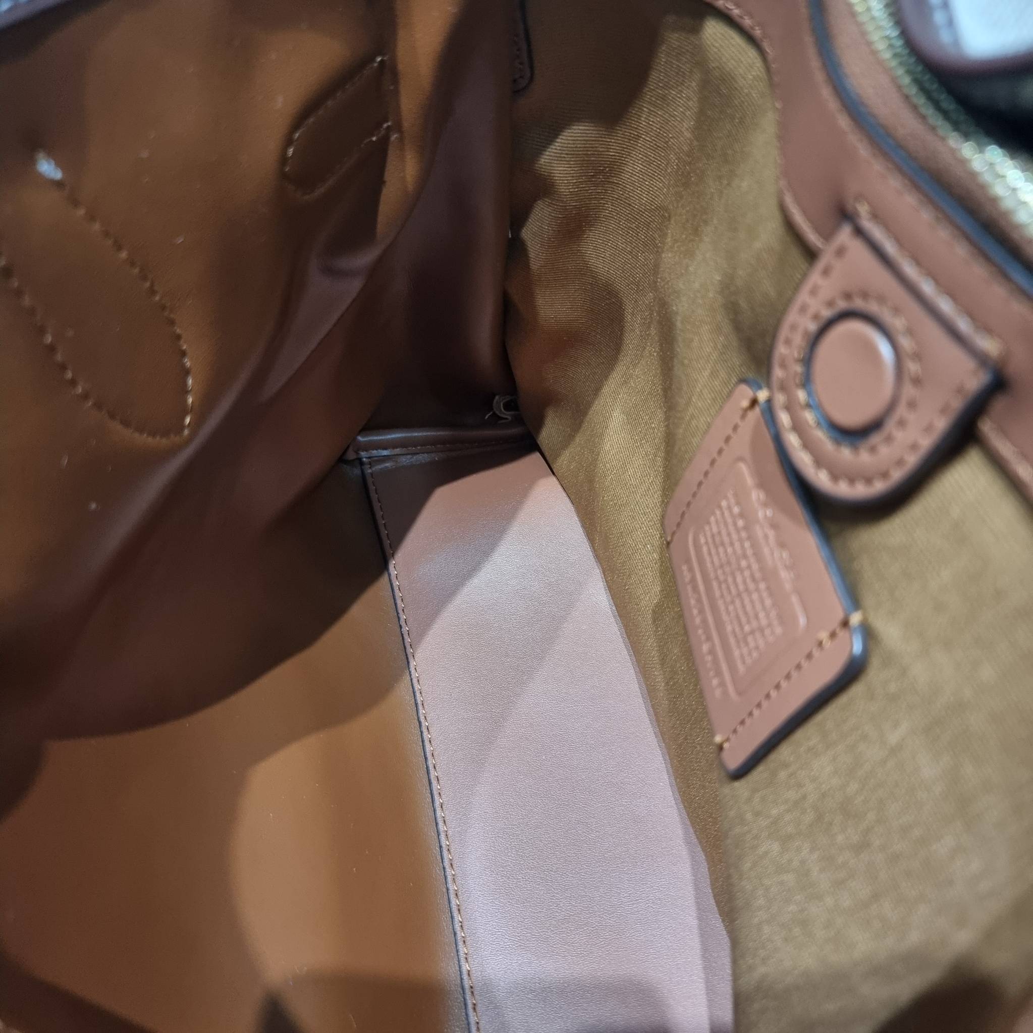 COACH CH189 HANNA CARRYALL น้องใหม่ เรียบหรู ดูแพง กับกระเป๋าถือ/สะพายทรงสวย โทนสีคลาสสิค ดีไซน์ตกแต่งสายคาดจับจีบข้างกระเป๋าเพิ่มดีเทล มาพร้อมหูจับในตัว