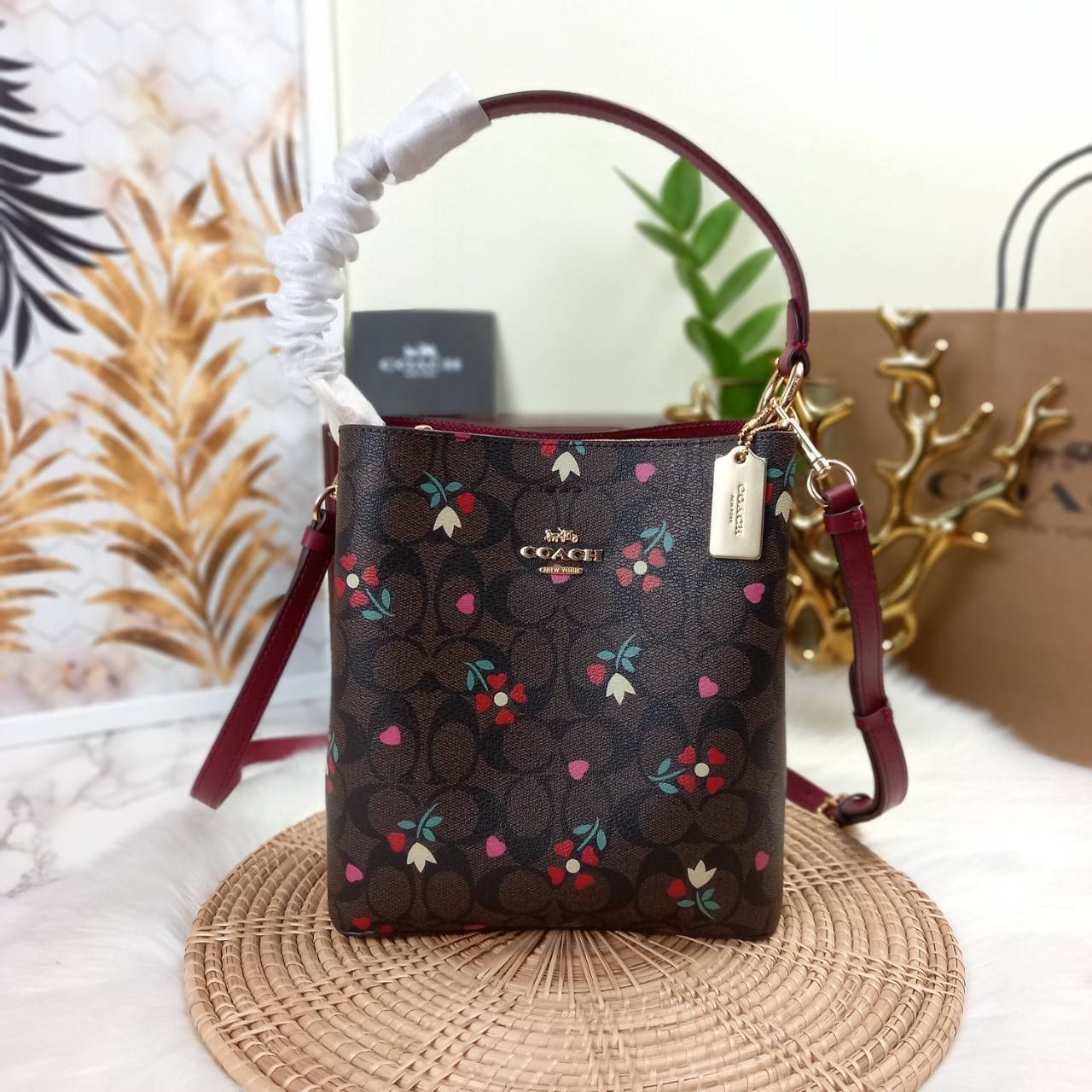 COACH SMALL TOWN BUCKET BAG WITH HEART PETAL PRINT(C7975//C7976)🌺💞กระเป๋าถือ กระเป๋าสะพาย ทรงฮิตยอดนิยมตลอดกาล>>ปริ้นลายดอกไม้รูปหัวใจมินิ น่ารักเกินเบอร์มาก🥰 ไม่ว่าจะออกมาคอลเลคชั่นไหนๆ ก็ครองใจสาวๆไปได้ทุกรุ่น/ วัสดุหนังแคน